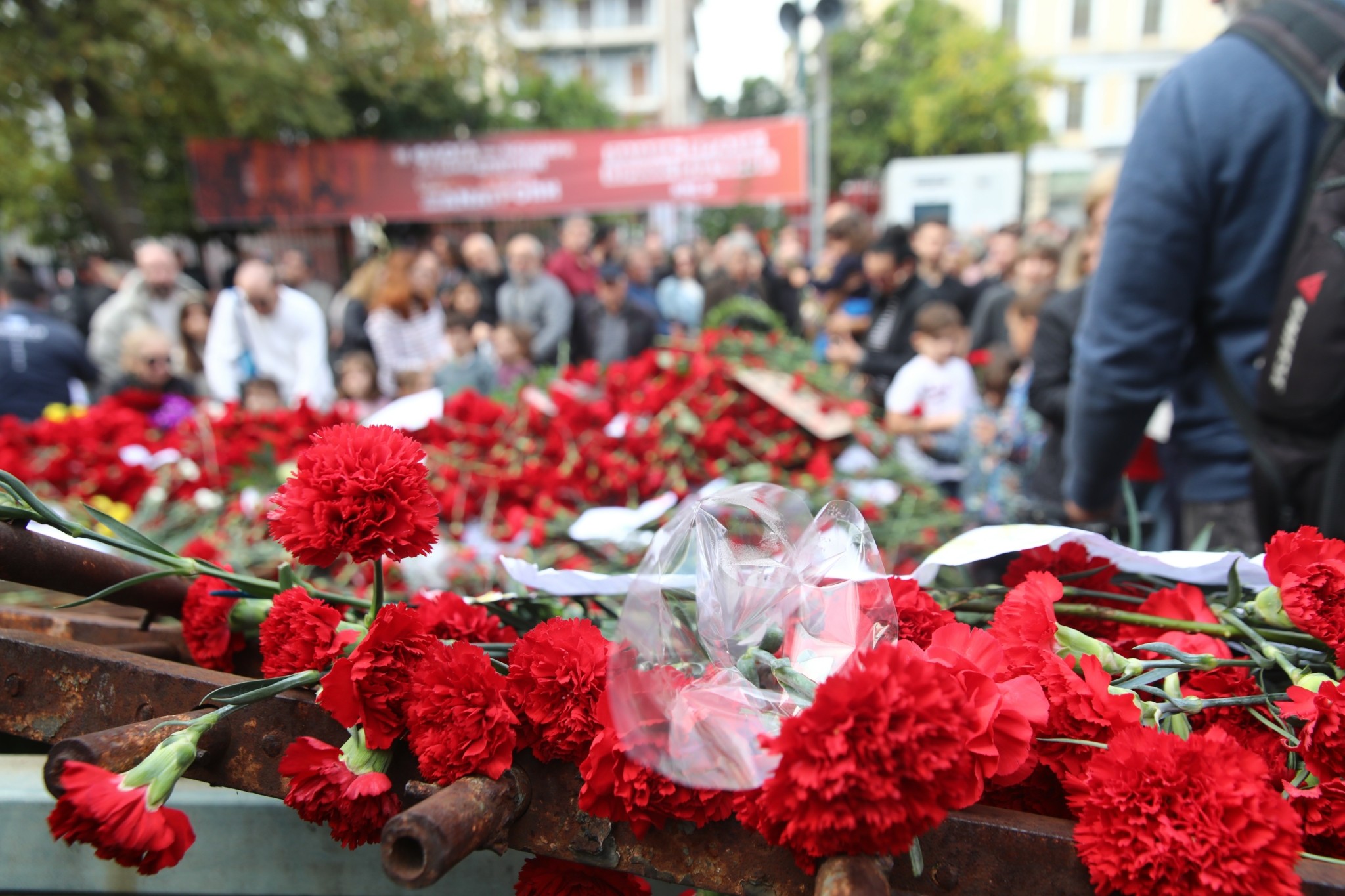 Πλήθος κόσμου τιμά την 52η επέτειο της εξέγερσης του Πολυτεχνείου – Ποιοι σταθμοί του Μετρό κλείνουν από τις 14:00 (pics)