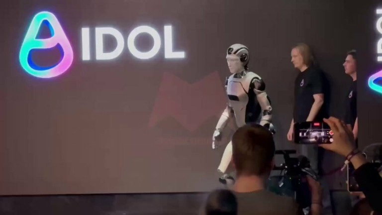 Ρομπότ AIDOL: Το «διαμάντι» της ρωσικής AI που κατέρρευσε on stage (vid)
