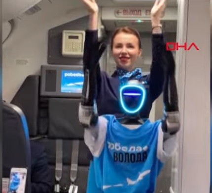 Καινοτομία στον αέρα: Ρομπότ συμμετέχει σε επιβατική πτήση ως αεροσυνοδός (vid) | Ειδήσεις για την Οικονομία