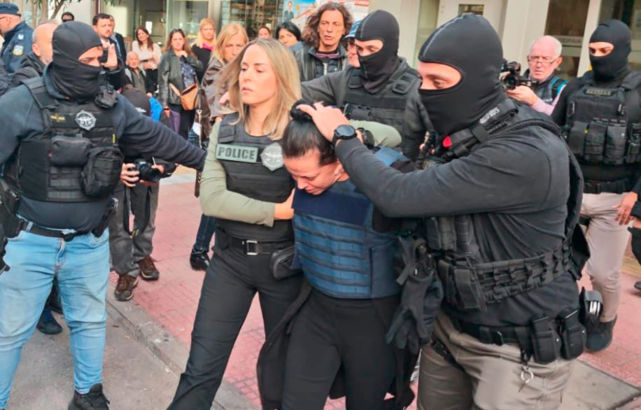 Με αποδοκιμασίες έφτασε στα δικαστήρια Πειραιά η 46χρονη που σκότωσε την πεθερά της στη Σαλαμίνα (vid) | Ειδήσεις για την Οικονομία