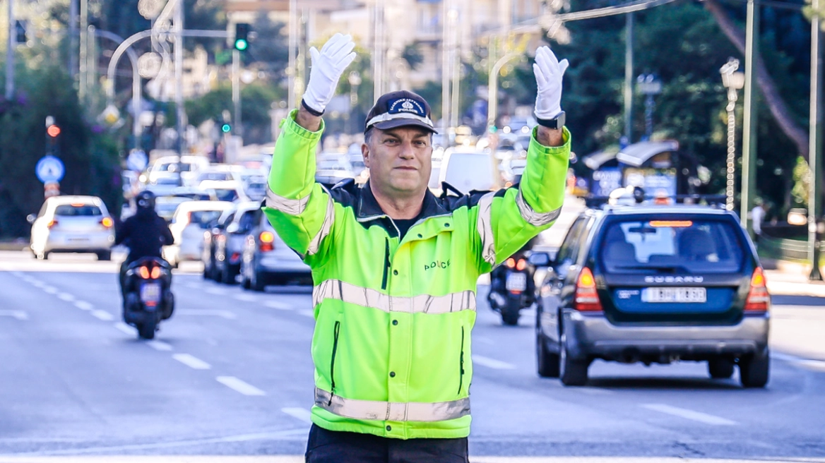 Αποστρατεύεται έπειτα από 35 χρόνια ο εμβληματικός τροχονόμος της Λ. Κηφισίας, Σπύρος Μερτζανίδης | Ειδήσεις για την Οικονομία