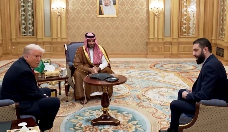 Ο Τραμπ εξέφρασε την εμπιστοσύνη του στον Άχμεντ αλ Σάρα – Παύση των κυρώσεων σε βάρος της Συρίας για άλλες 180 ημέρες