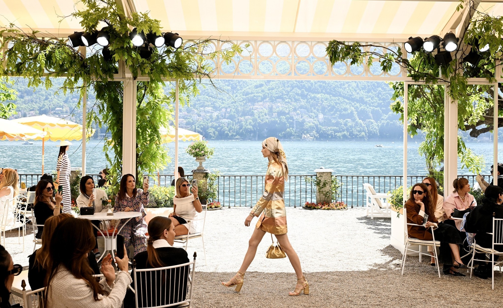 Η ιστορία πίσω από το μετάξι που χρησιμοποιεί η Chanel εδώ και 50 χρόνια