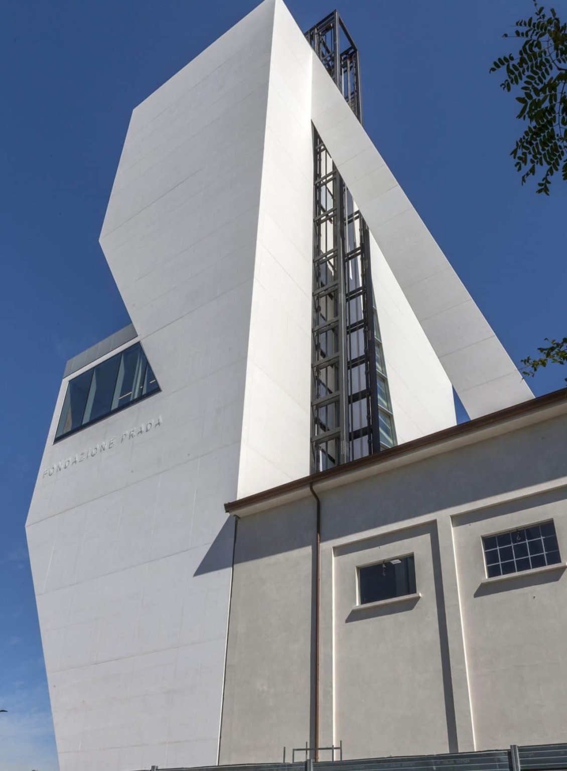 Πισίνες από όνυχα και βιβλιοθήκες από τραβερτίνη – Η εταιρεία που έκανε την φυσική πέτρα πολυτέλεια