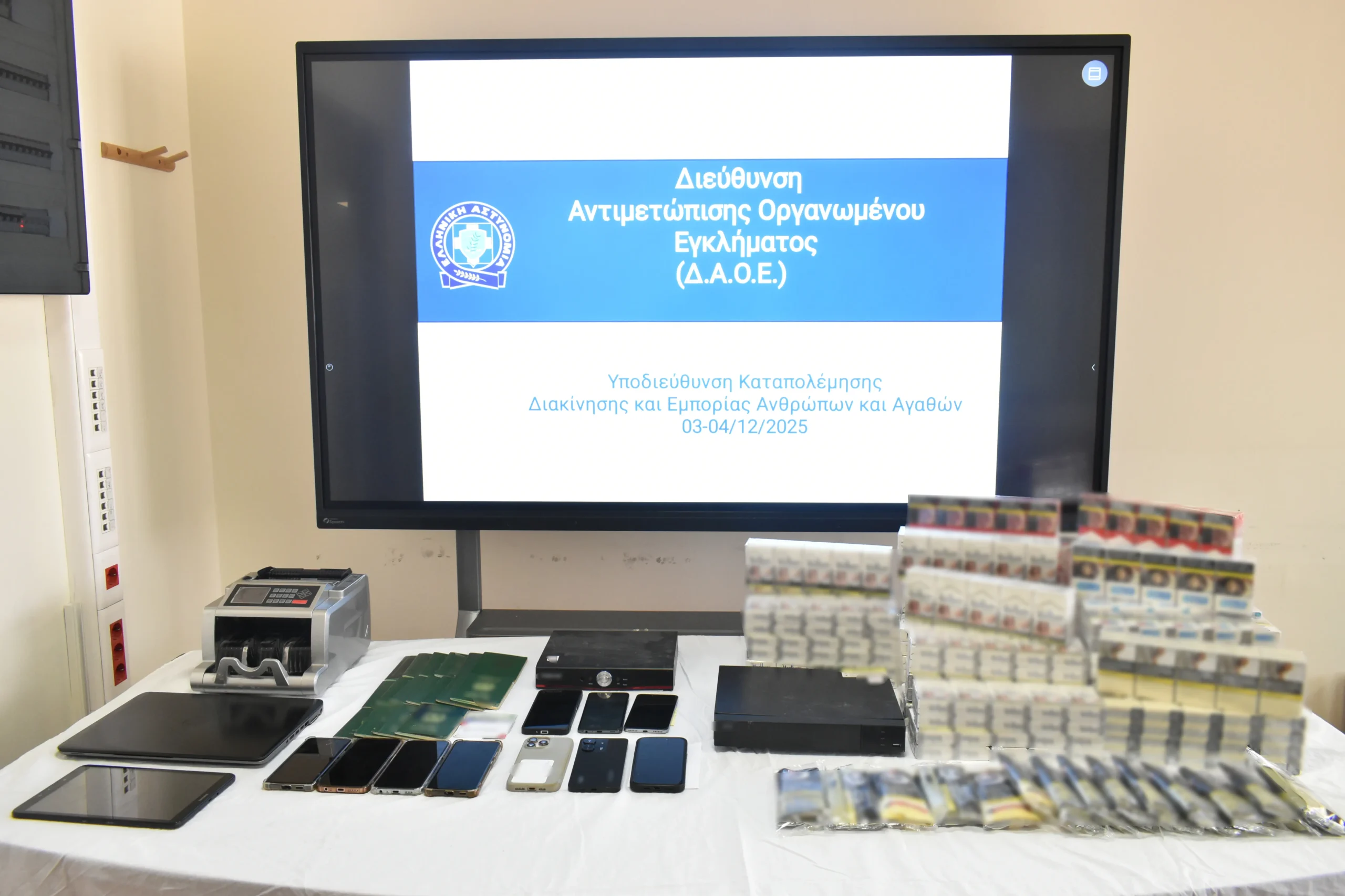 Κύκλωμα εκμετάλλευσης ανηλίκων εξάρθρωσε η ΕΛΑΣ – Τους εξανάγκαζαν να πωλούν λαθραία καπνικά προϊόντα (pic+vid) | Ειδήσεις για την Οικονομία