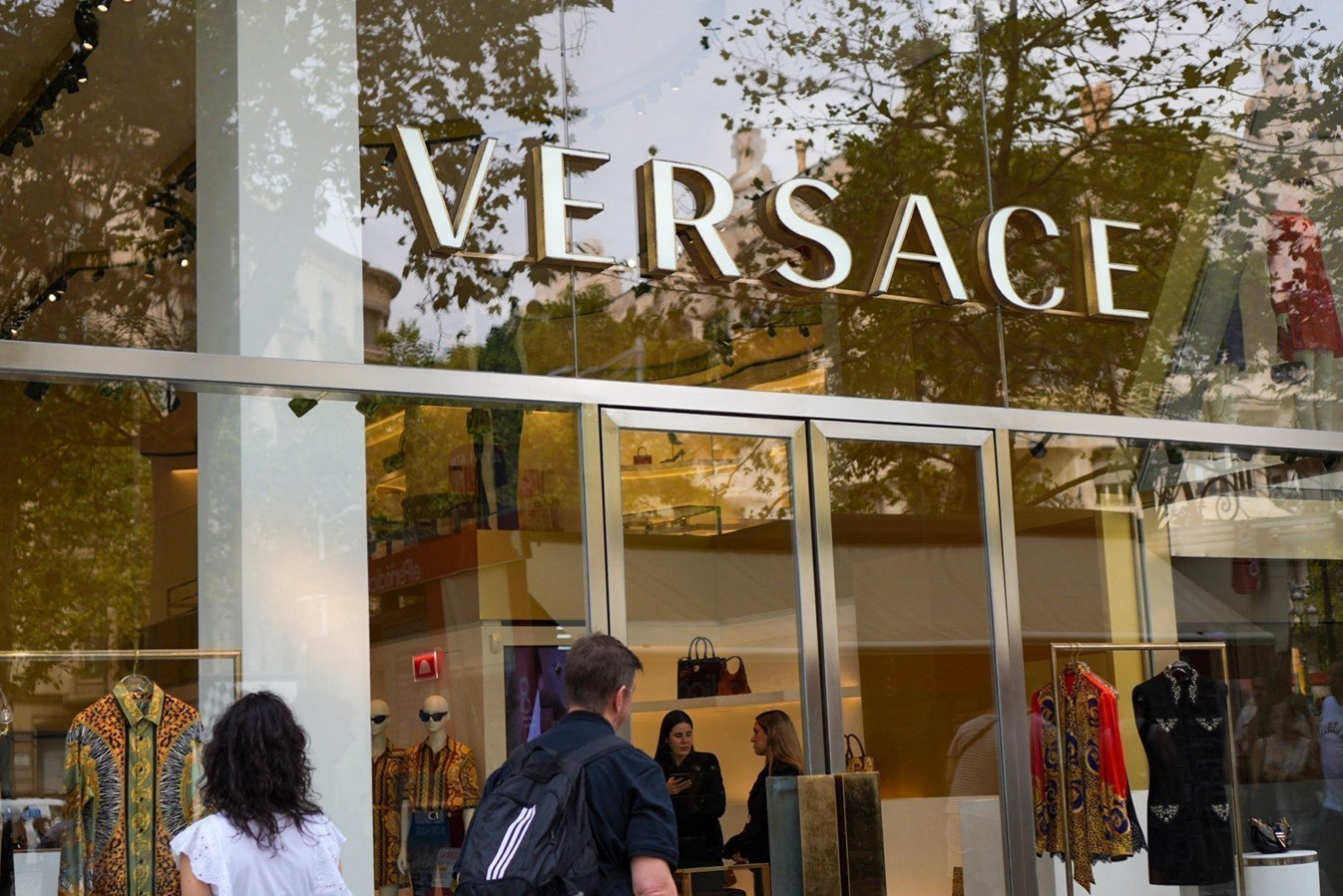 Prada: Ολοκλήρωσε την εξαγορά της Versace μετά από πολύμηνες διαπραγματεύσεις | Ειδήσεις για την Οικονομία