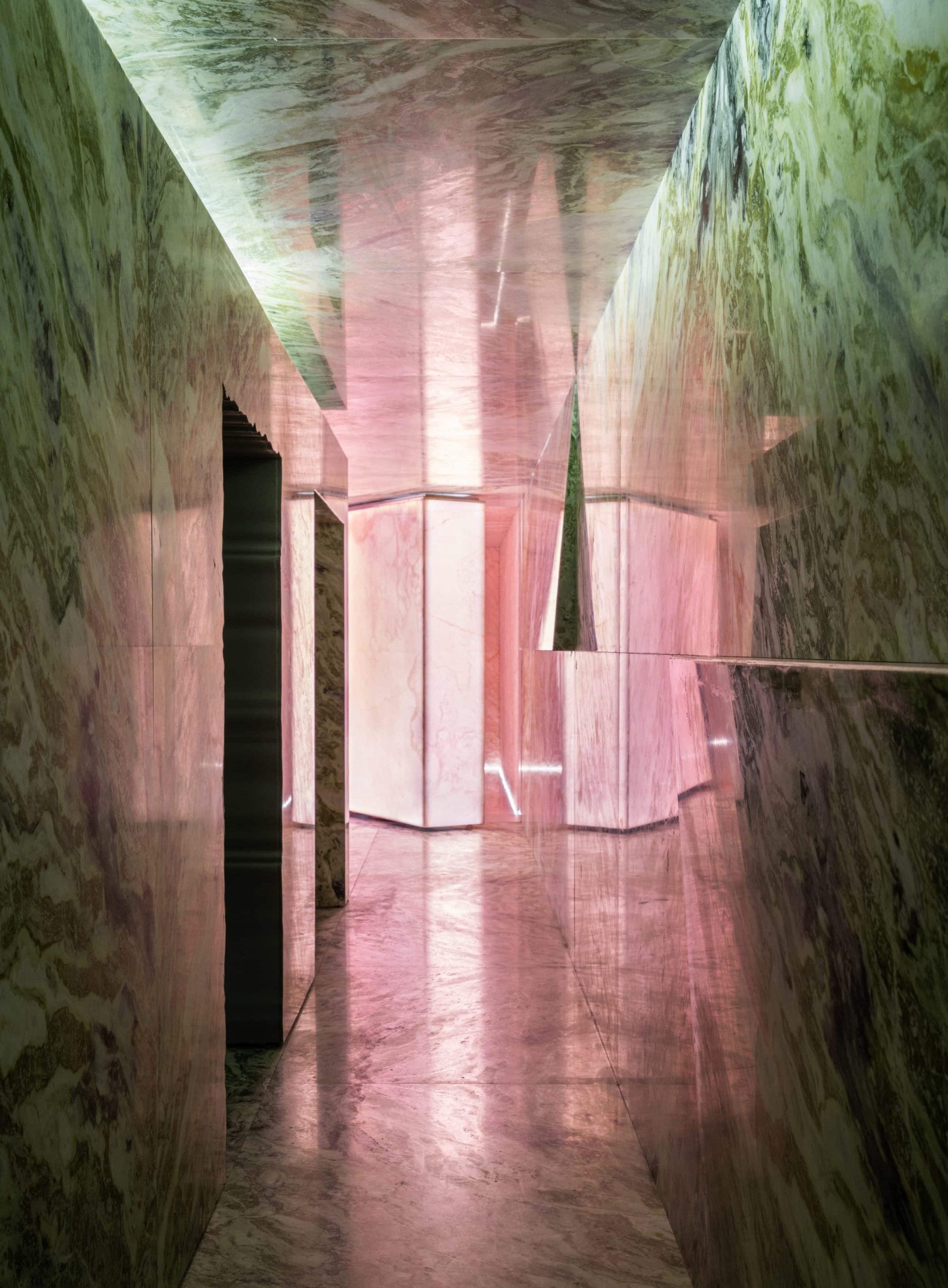 Πισίνες από όνυχα και βιβλιοθήκες από τραβερτίνη – Η εταιρεία που έκανε την φυσική πέτρα πολυτέλεια