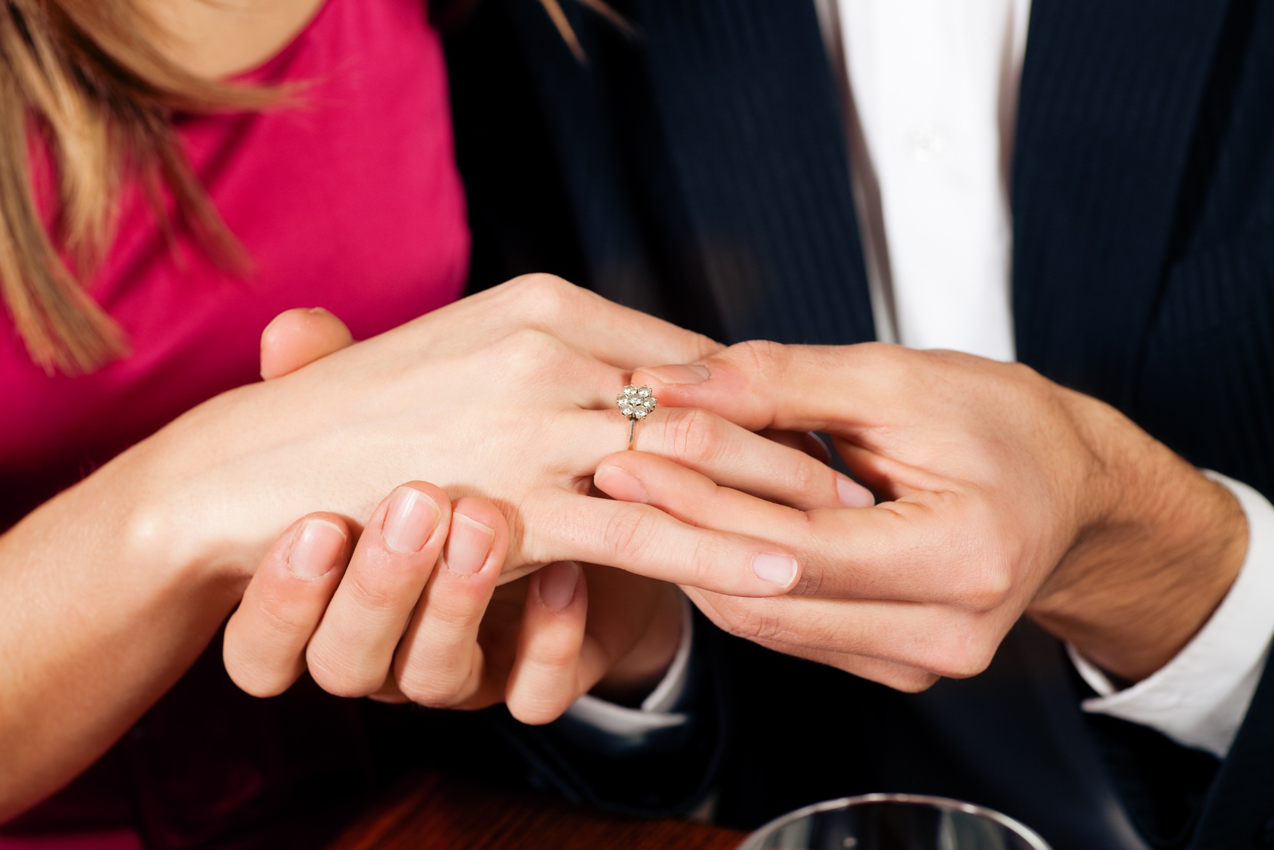 Πώς ο κίτρινος χρυσός ξανακέρδισε την καρδιά των ζευγαριών | Ειδήσεις για την Οικονομία