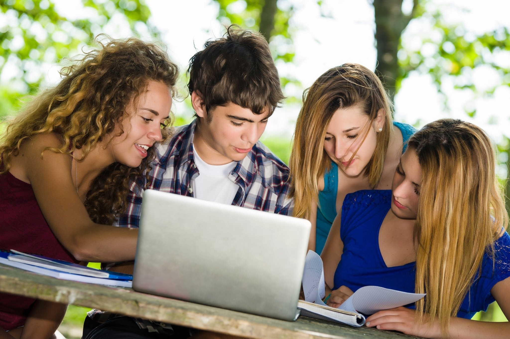 Καταρρέει ο μύθος της νεότητας; Γιατί τα καλύτερα χρόνια της ζωής μας ξεκινούν μετά τα 40