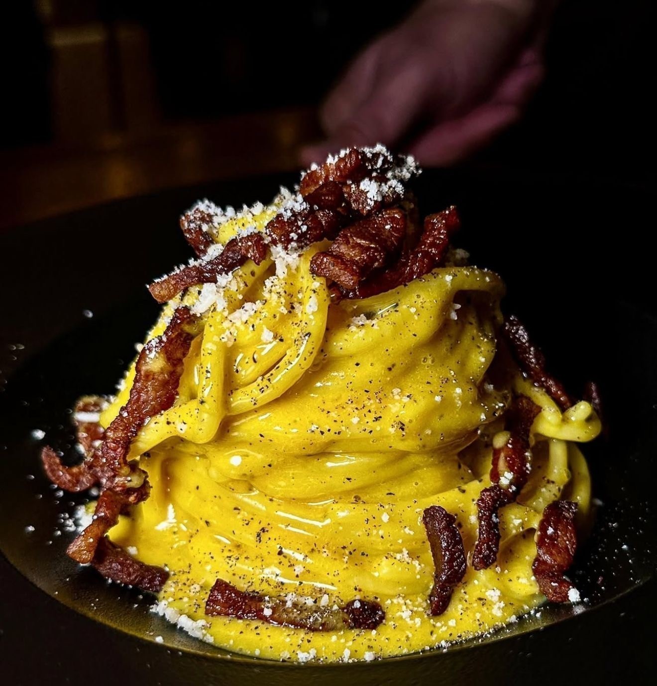 Napul’e: Η κορυφαία ναπολιτάνικη πίτσα στην Ελλάδα σε ένα ιταλικό εστιατόριο που έγινε θεσμός