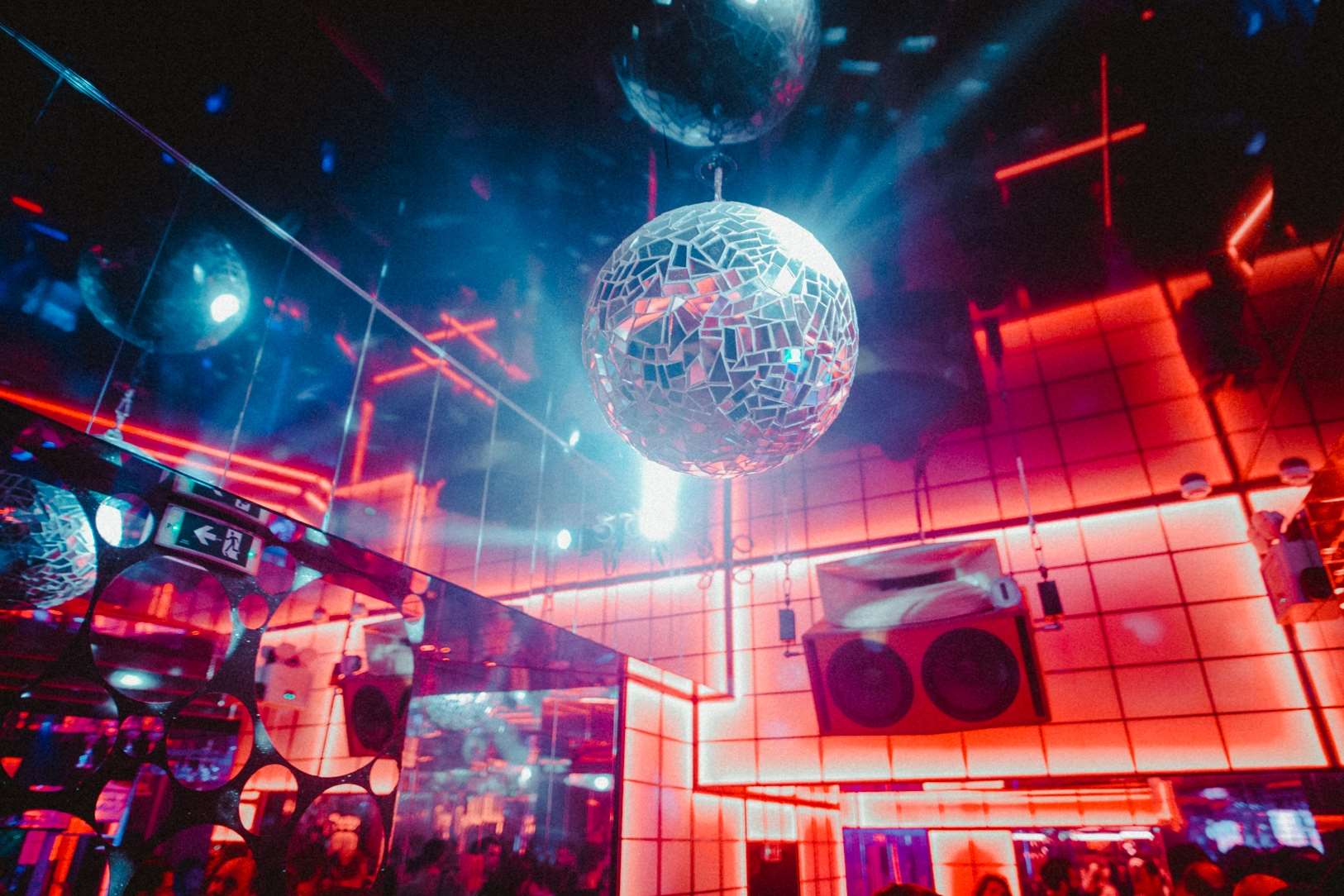 Το νέο trend στην Αθήνα: πίτσα, μπέργκερ, κοκτέιλ και disco