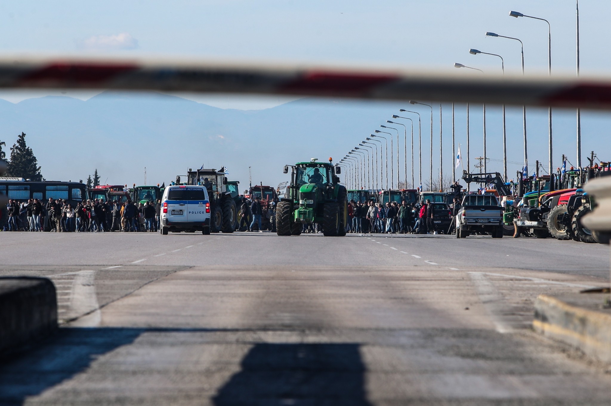 Αγρότες: Εκλεισαν την εθνική οδό και στο ύψος των Μαλγάρων, ανοιχτό το ρεύμα προς Θεσσαλονίκη – Πού υπάρχουν μπλόκα (pics+vid) (upd)