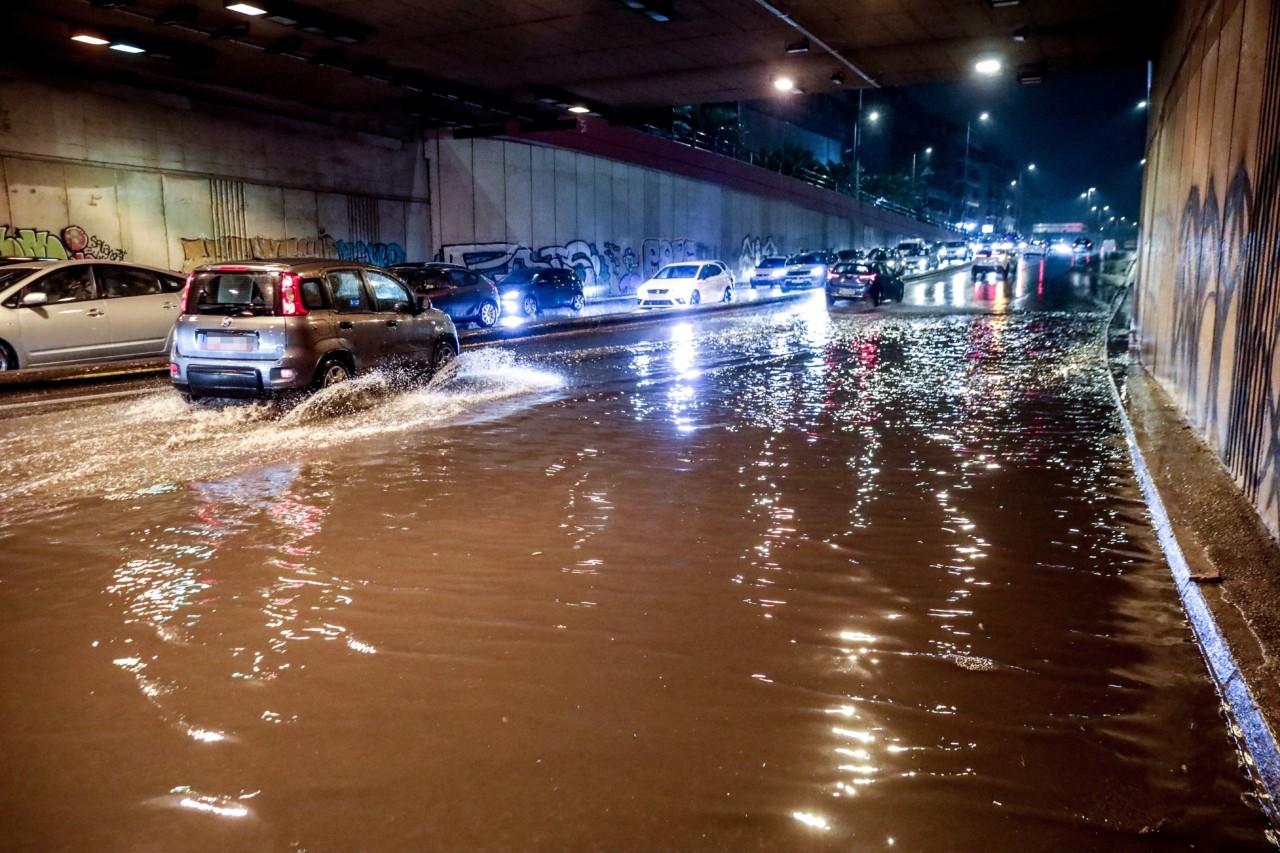Η κακοκαιρία Byron χτυπά την Αττική: Κλειστή η Αθηνών – Κορίνθου από τα διόδια της Ελευσίνας – Πλημμύρες σε Μάνδρα | Ειδήσεις για την Οικονομία