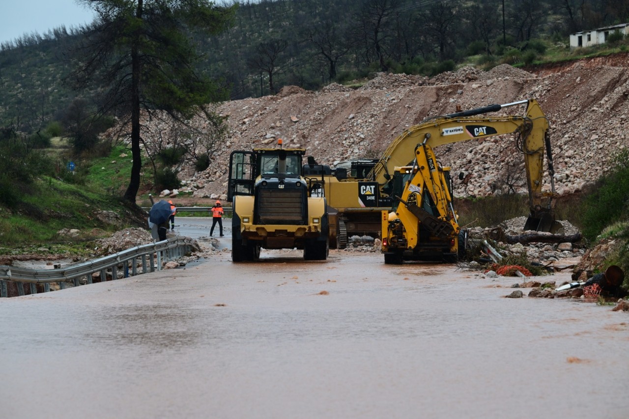 Πλημμύρες, αποκλεισμένα χωριά και κατεστραμμένοι δρόμοι σε Θεσσαλία και Κεντρική Ελλάδα – Κόπηκε στη μέση το Ευύδριο Φαρσάλων (pics) | Ειδήσεις για την Οικονομία