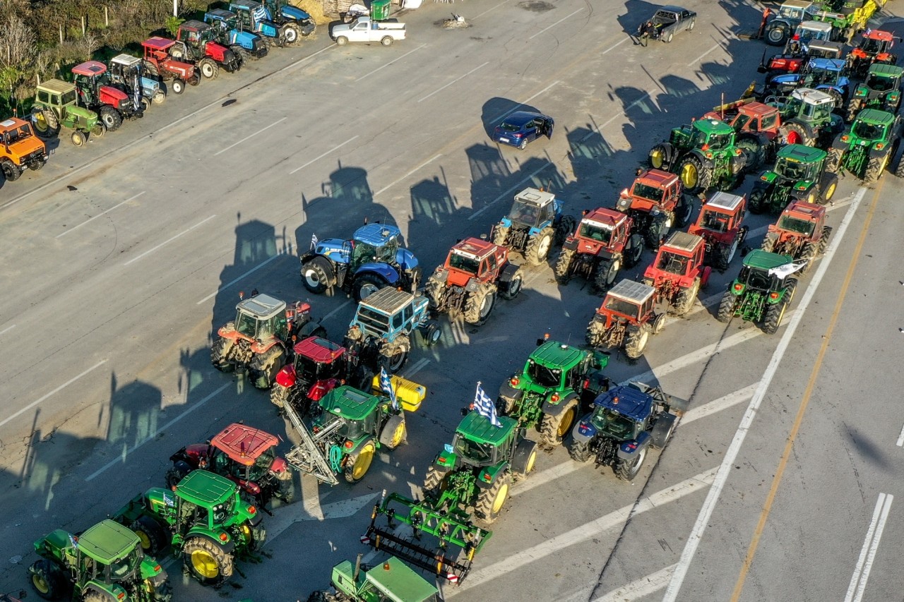 Συνεχίζουν τις κινητοποιήσεις οι αγρότες: Κλείνουν το λιμάνι και το τελωνείο του Βόλου | Ειδήσεις για την Οικονομία