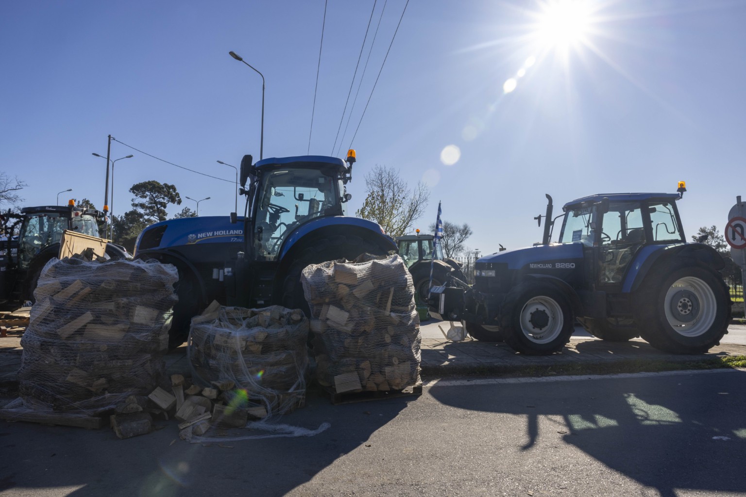 Μπλόκα: Οι αγρότες Αιτωλοακαρνανίας έκλεισαν την Ιόνια Οδό στο ύψος του Αγγελοκάστρου – Αποκλείουν παρακαπτήριους σε Μπράλο και Νίκαια (vids)