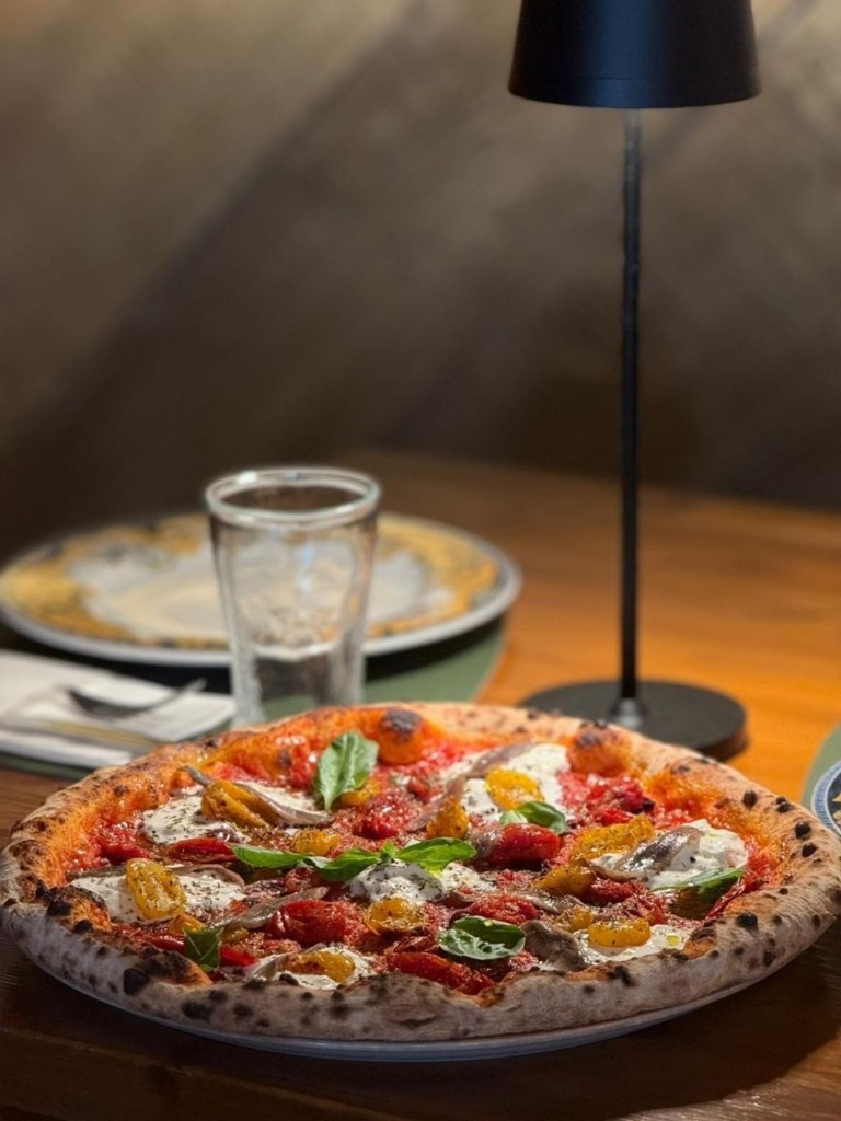 Napul’e: Η κορυφαία ναπολιτάνικη πίτσα στην Ελλάδα σε ένα ιταλικό εστιατόριο που έγινε θεσμός