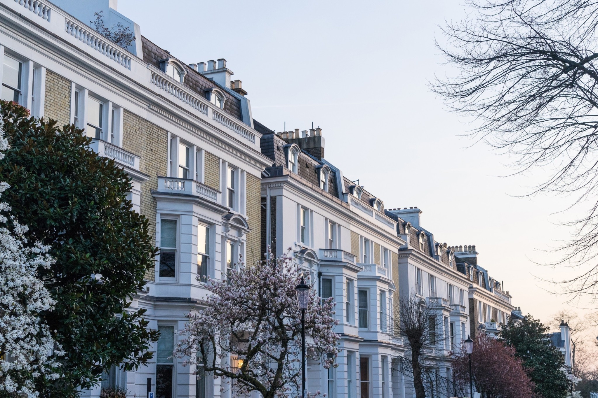 Πτώση τιμών στις κατοικίες του Λονδίνου – Γιατί οι ακριβές περιοχές “βουλιάζουν”