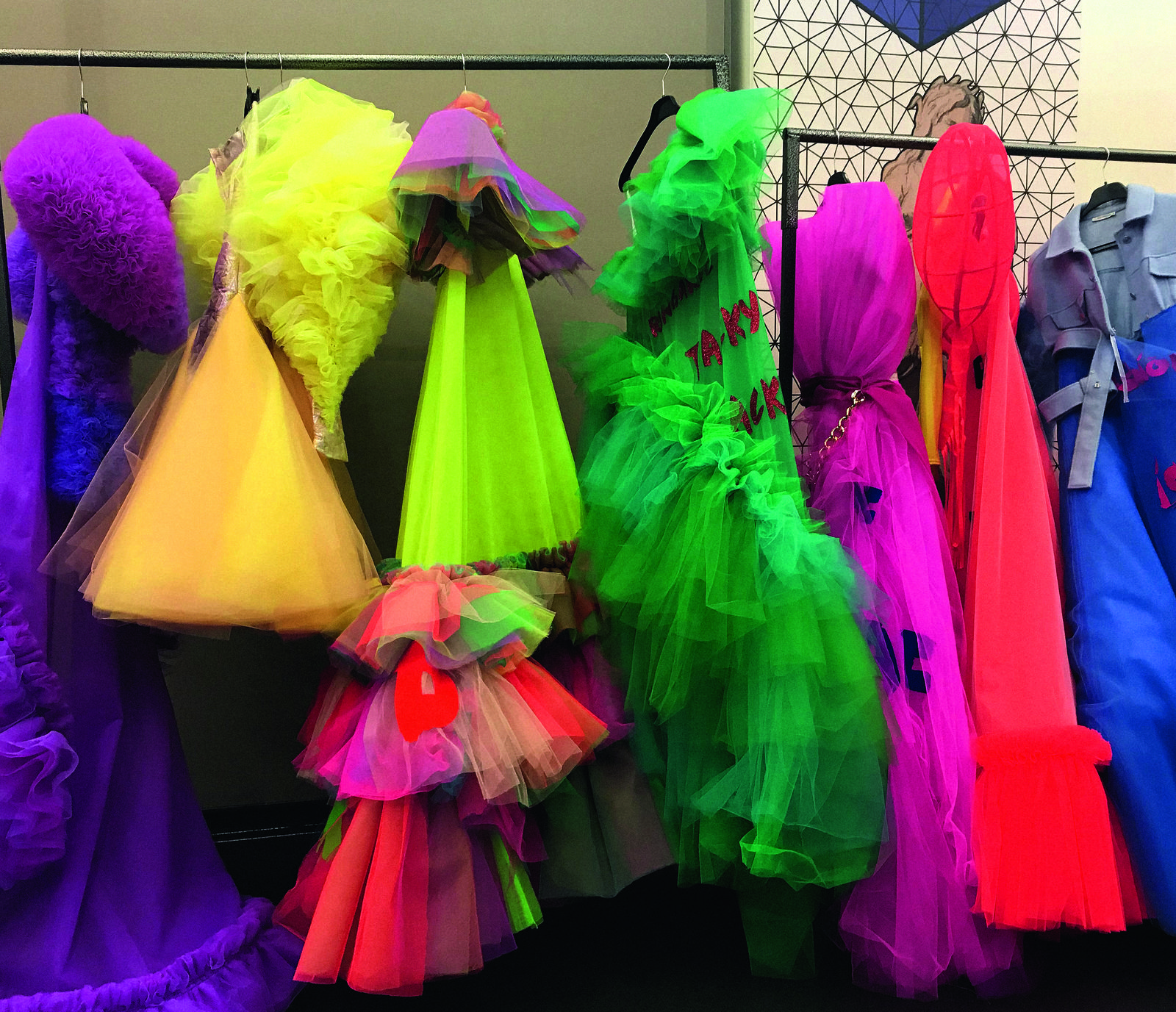 Emily in Paris: Ιστορίες μόδας και το στυλ που δημιούργησε η δημοφιλής τηλεοπτική σειρά