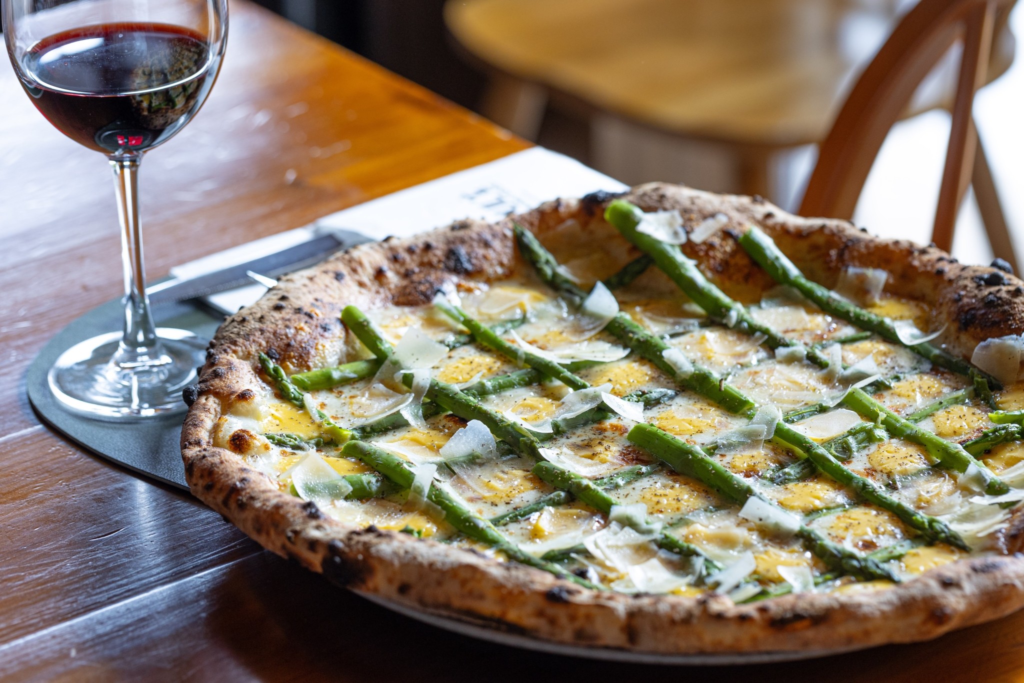 Napul’e: Η κορυφαία ναπολιτάνικη πίτσα στην Ελλάδα σε ένα ιταλικό εστιατόριο που έγινε θεσμός