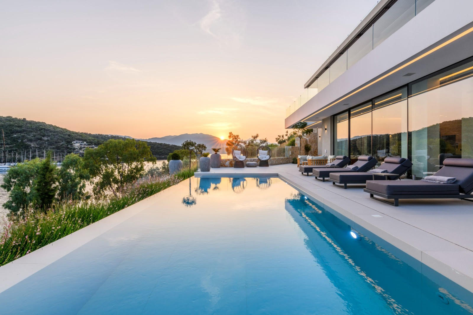 Μεγανήσι: Πώς τρεις γενιές της οικογένειας Σκλαβενίτη συνέβαλαν στην ανάπτυξη του νησιού Μεγανήσι: Πώς τρεις γενιές της οικογένειας Σκλαβενίτη συνέβαλαν στην ανάπτυξη του νησιού