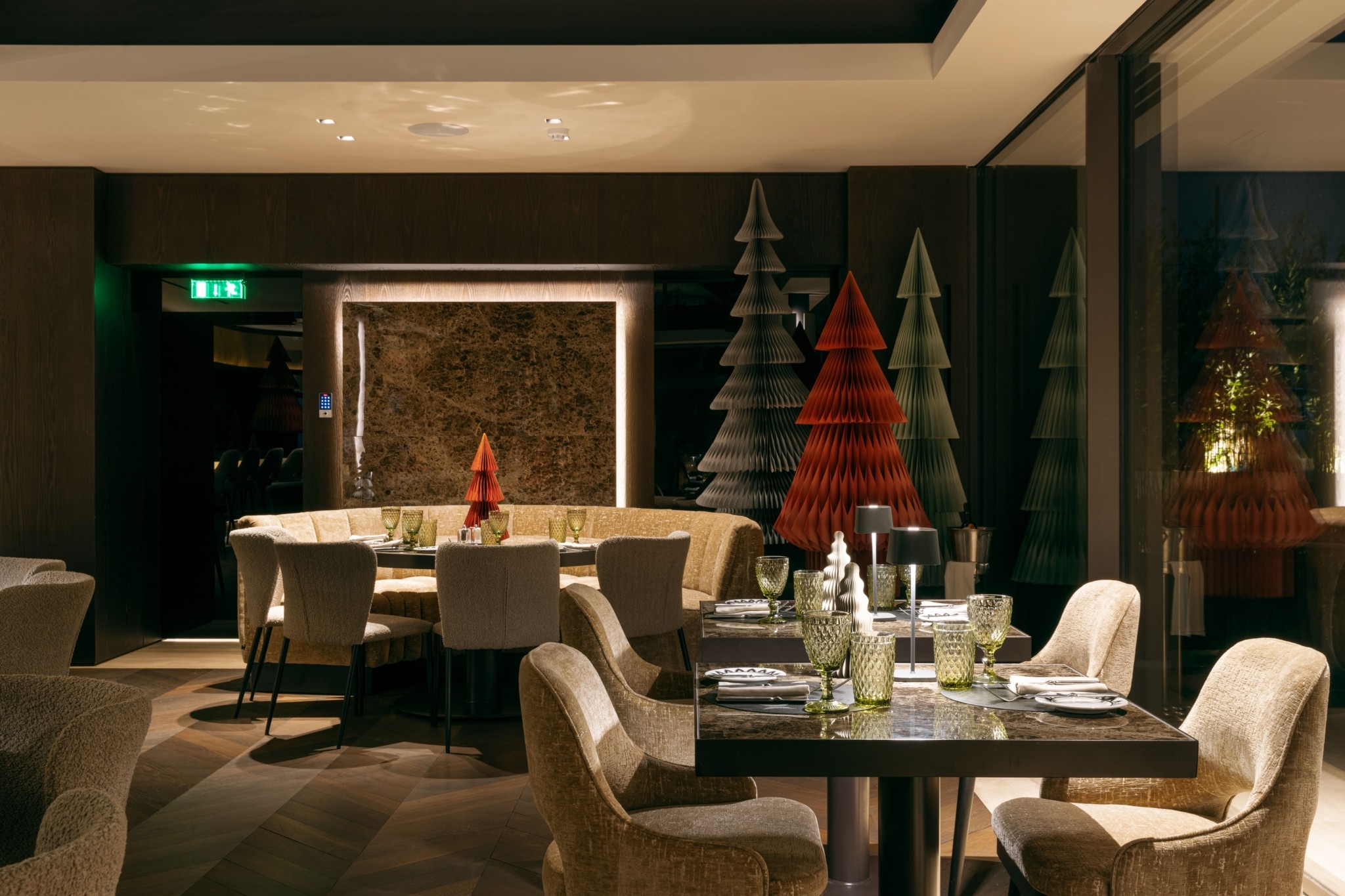 Πώς θα είναι η εμπειρία και τα εορταστικά μενού σε 6 πολυτελή ξενοδοχεία της Αθήνας