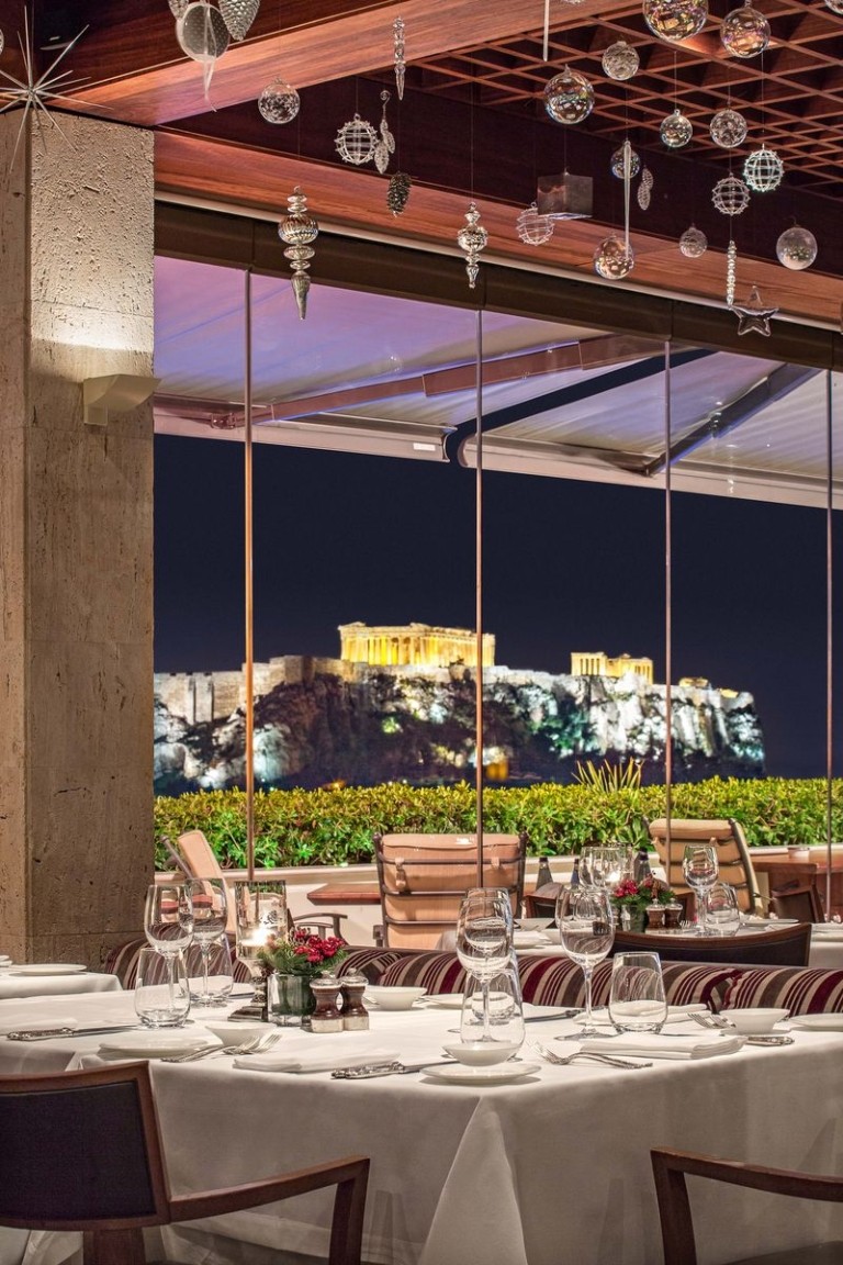 Πώς θα είναι η εμπειρία και τα εορταστικά μενού σε 5 πολυτελή ξενοδοχεία της Αθήνας