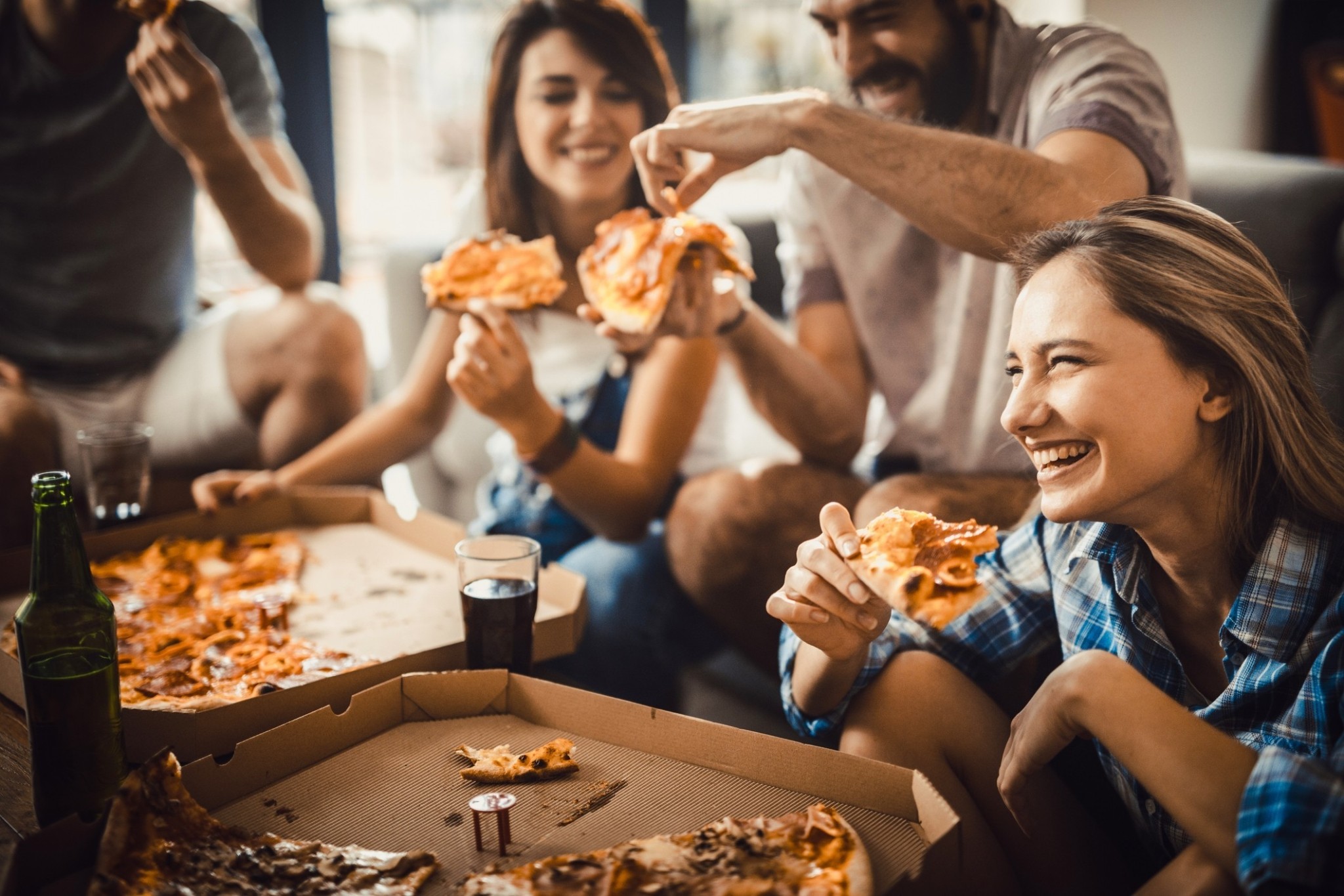 Η γενιά που μένει σπίτι – Γιατί οι νέοι “αράζουν” σπάνια με τους φίλους τους