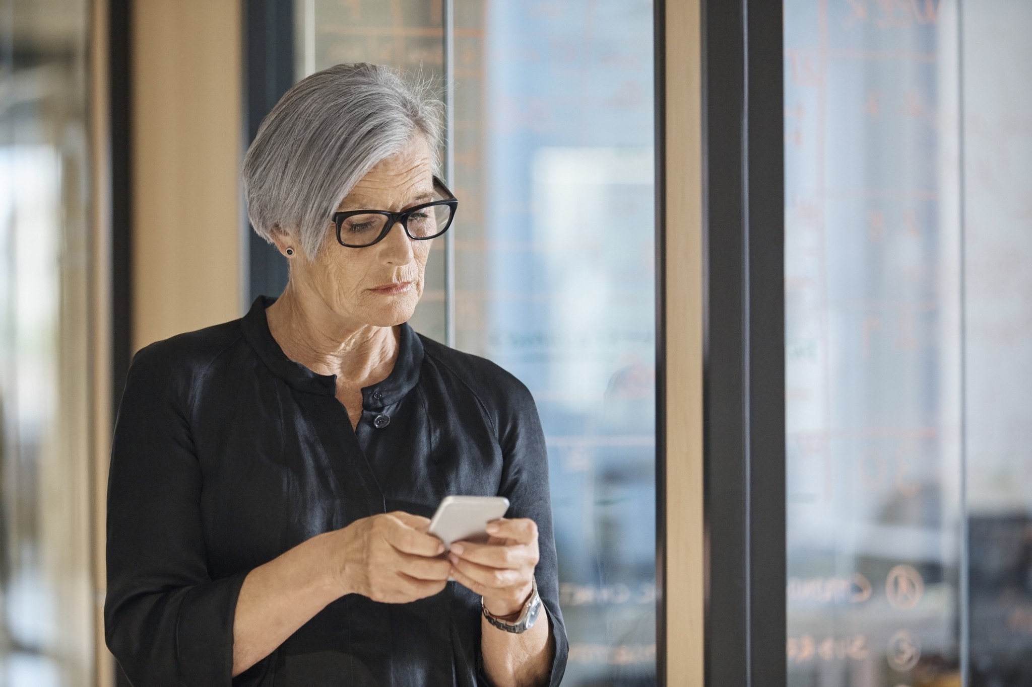 Κι όμως, οι πραγματικοί «εθισμένοι» στις οθόνες είναι οι ηλικιωμένοι