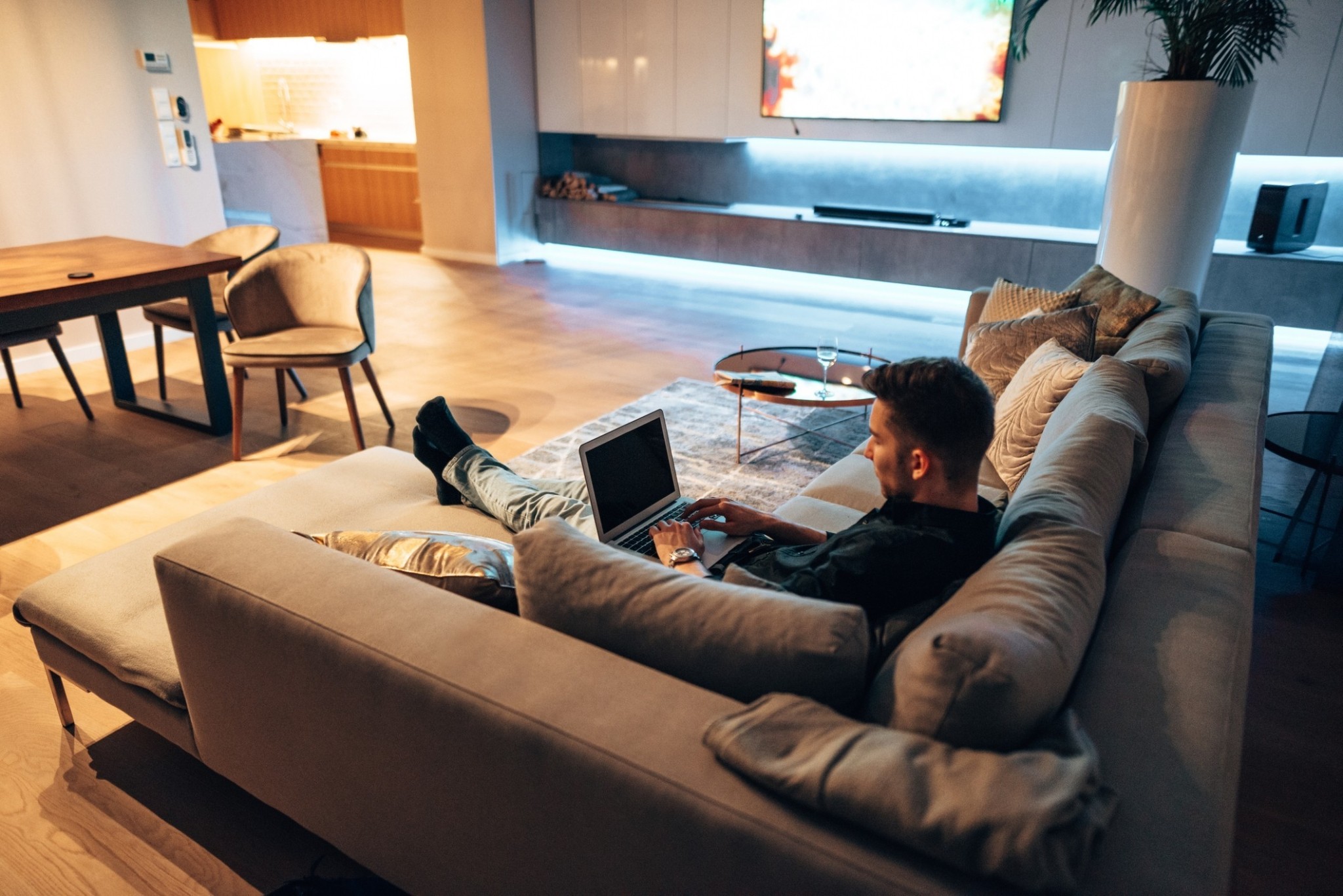 “Θα μείνω σπίτι σήμερα, τα λέμε την επόμενη εβδομάδα” – Πώς η μοναξιά γίνεται τρόπος ζωής