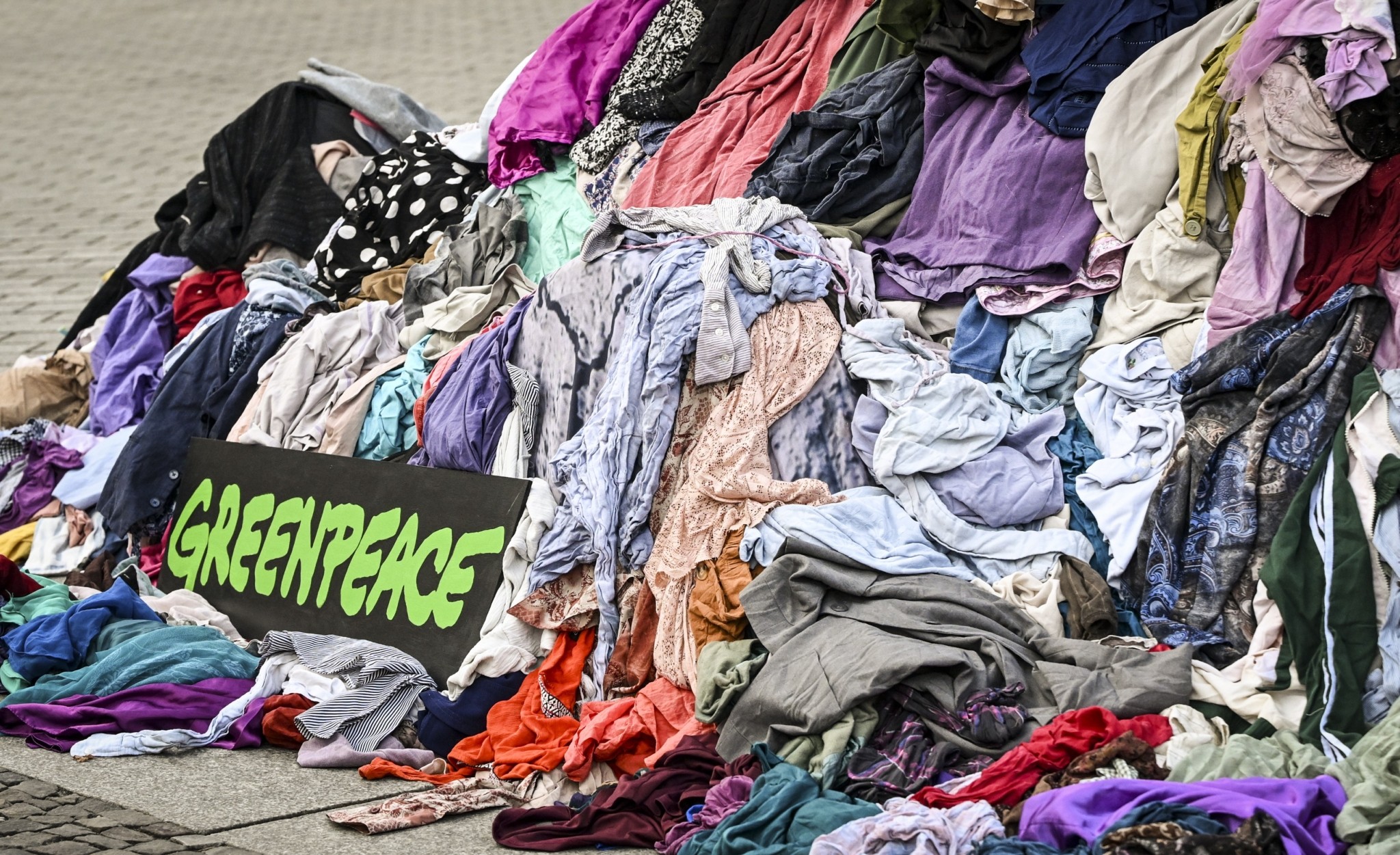 H Ευρώπη επιβραδύνει τη “γρήγορη μόδα” με νέα φορολογία