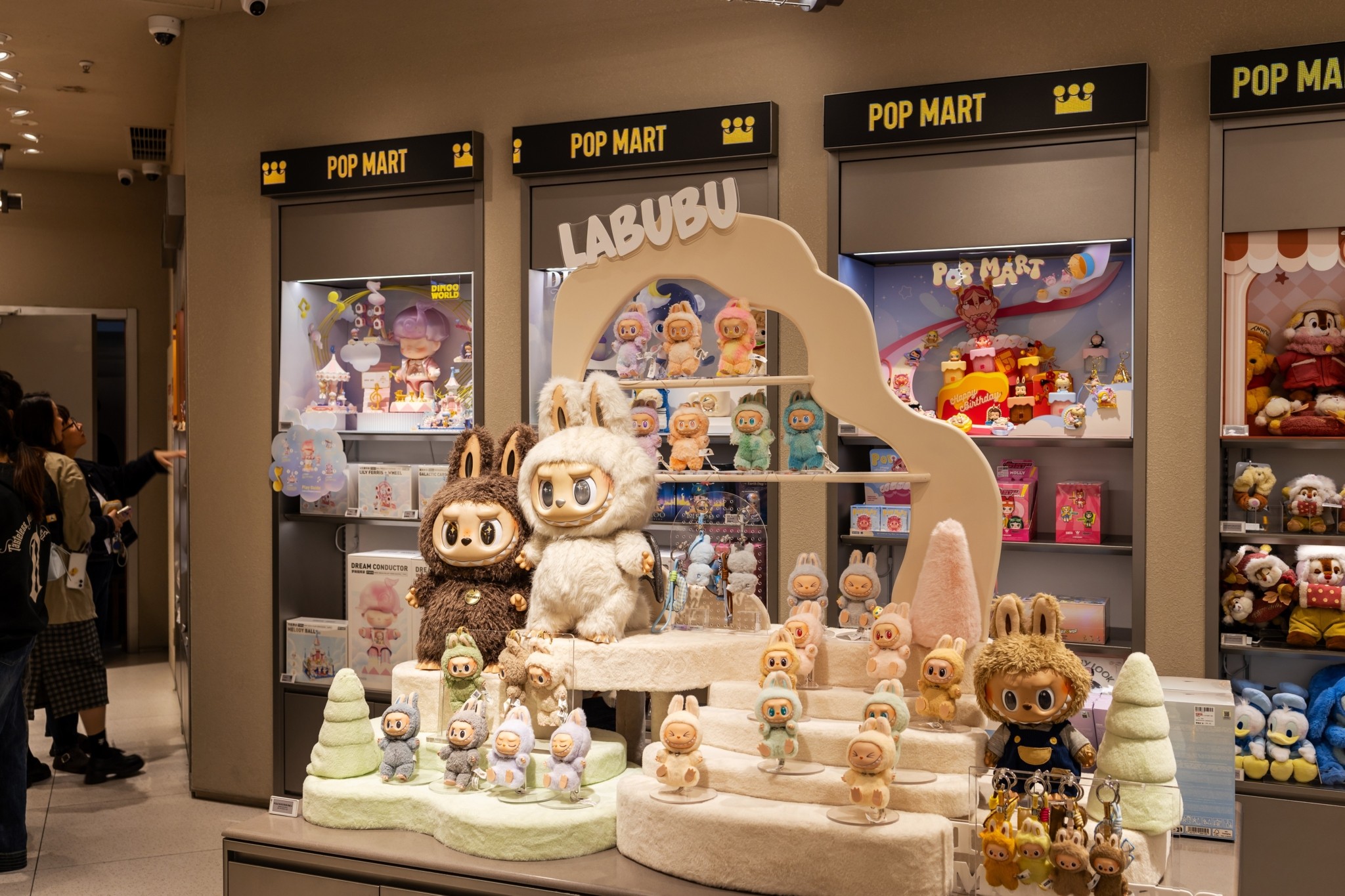 Labubu: Ο άνθρωπος πίσω από την ιδέα που έγινε παγκόσμια pop κουλτούρα το 2025