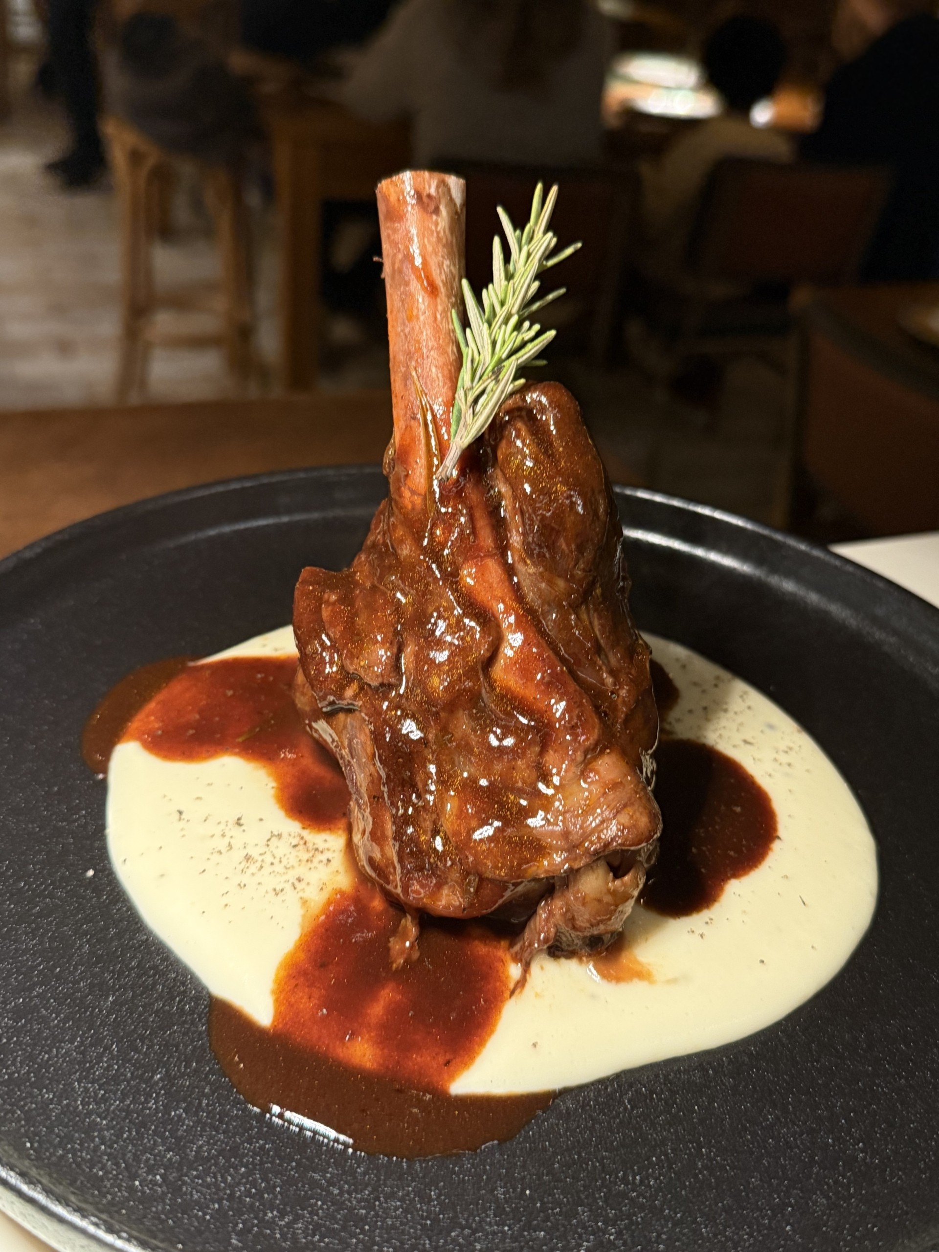 Napul’e: Η κορυφαία ναπολιτάνικη πίτσα στην Ελλάδα σε ένα ιταλικό εστιατόριο που έγινε θεσμός