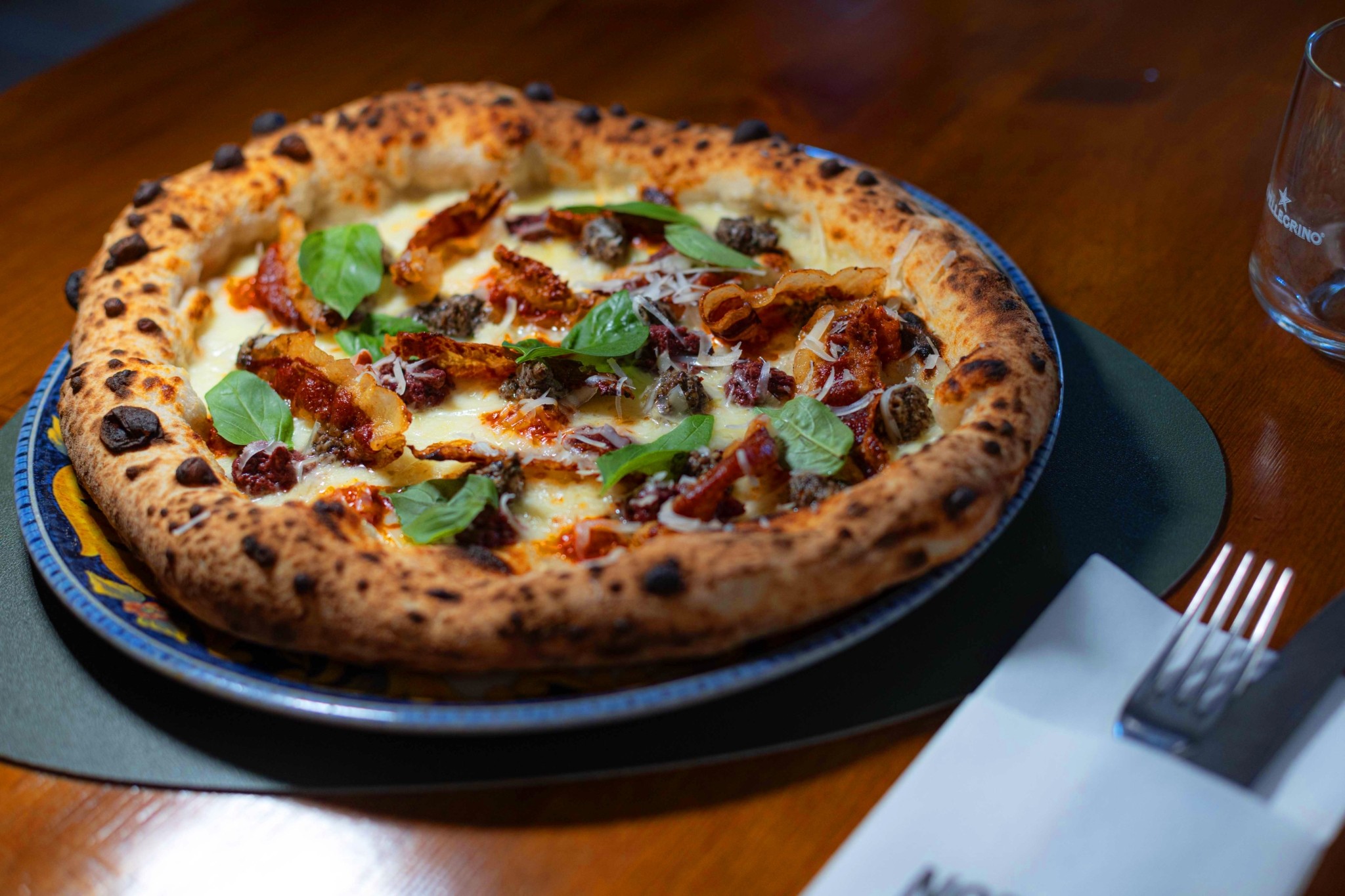 Napul’e: Η κορυφαία ναπολιτάνικη πίτσα στην Ελλάδα σε ένα ιταλικό εστιατόριο που έγινε θεσμός