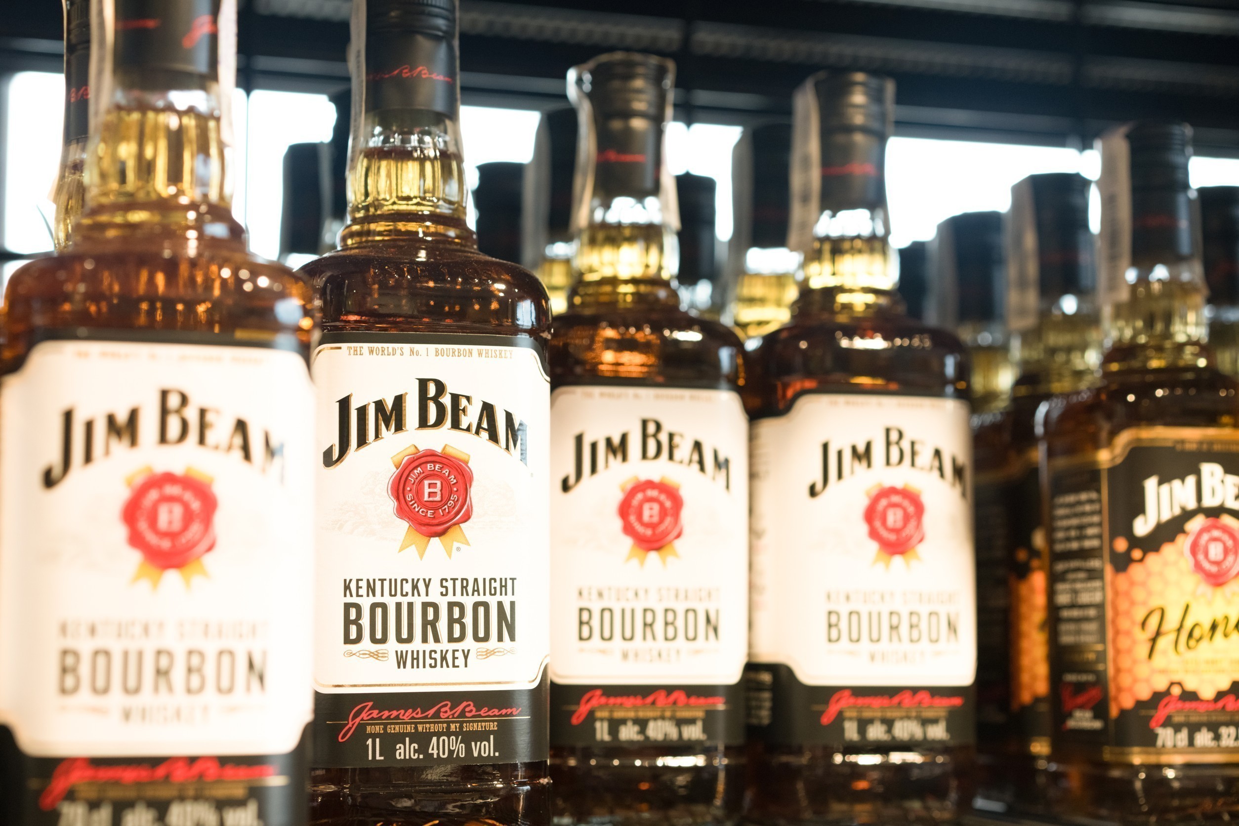 Κρίση στο bourbon: Γιατί το Jim Beam κλείνει το βασικό του αποστακτήριο | Ειδήσεις για την Οικονομία