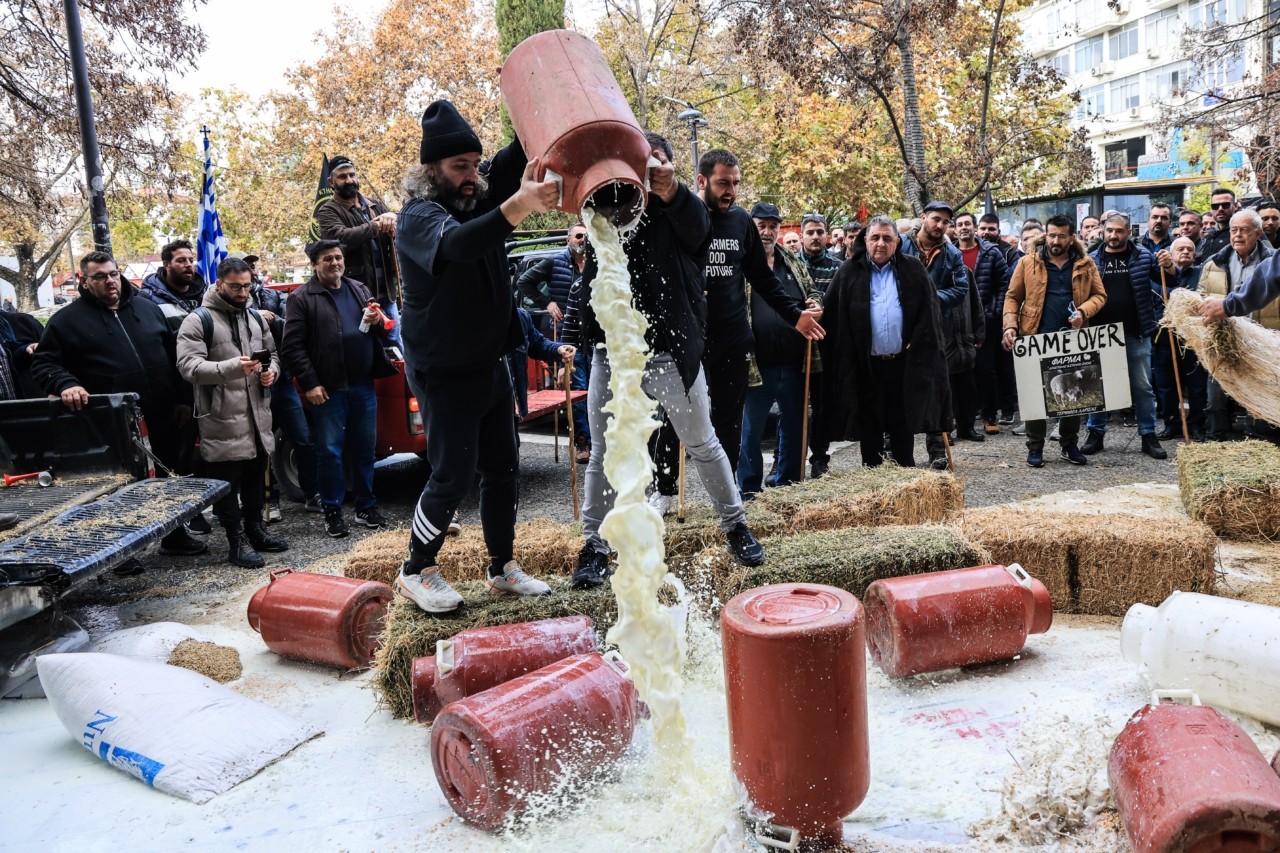 Αγροτικά μπλόκα στην Ελλάδα: Πόσο κοστίζουν στην οικονομία – Πώς επηρεάζονται εμπόριο, βιομηχανία και τιμές | Ειδήσεις για την Οικονομία