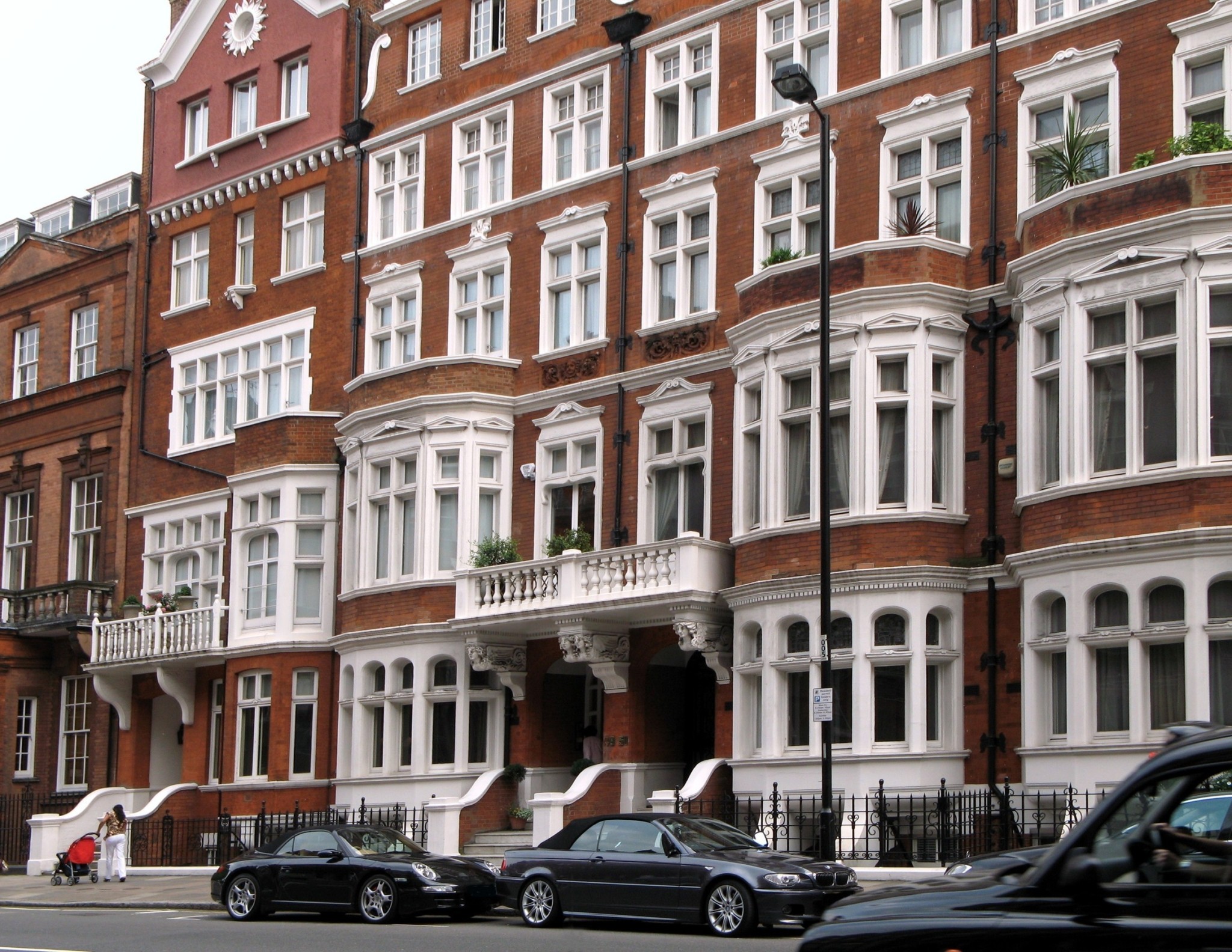 Τη χειρότερη χρονιά από την πανδημία κατέγραψε η αγορά πολυτελών ακινήτων του Λονδίνου (πίνακες)