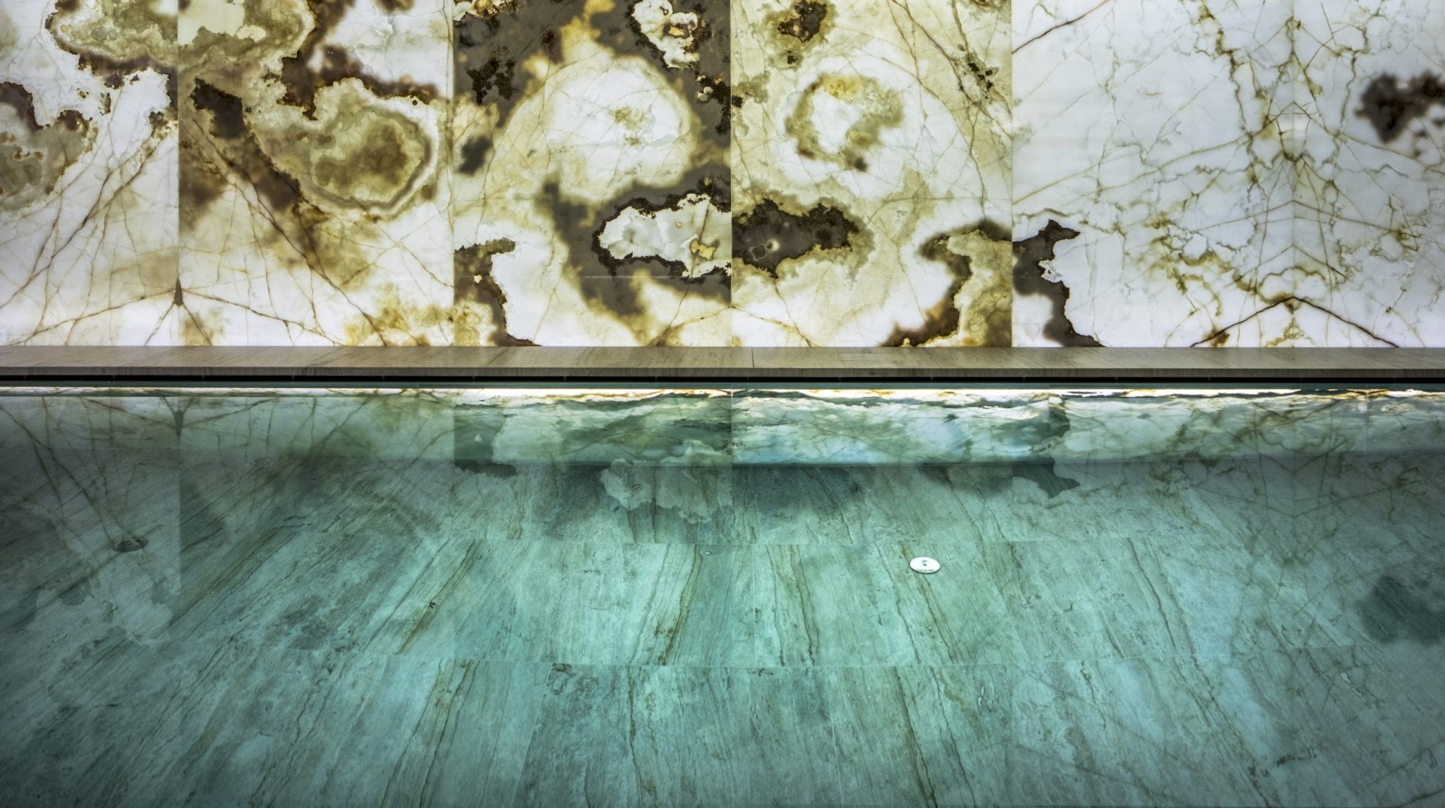 Πισίνες από όνυχα και βιβλιοθήκες από τραβερτίνη – Η εταιρεία που έκανε την φυσική πέτρα πολυτέλεια