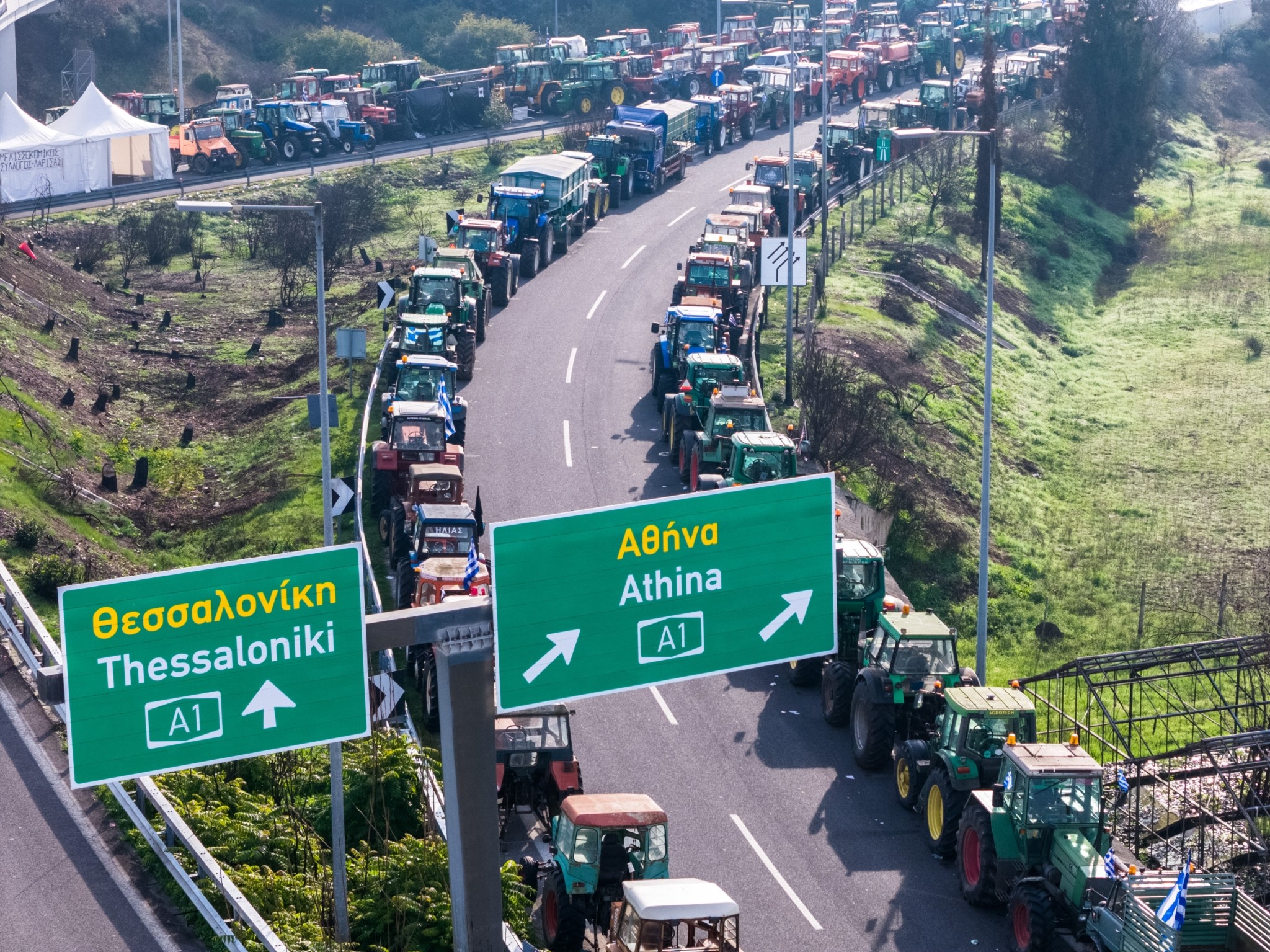Αγροτικά μπλόκα: Ποιοι δρόμοι ανοίγουν για την έξοδο των εκδρομέων (vids) (upd)