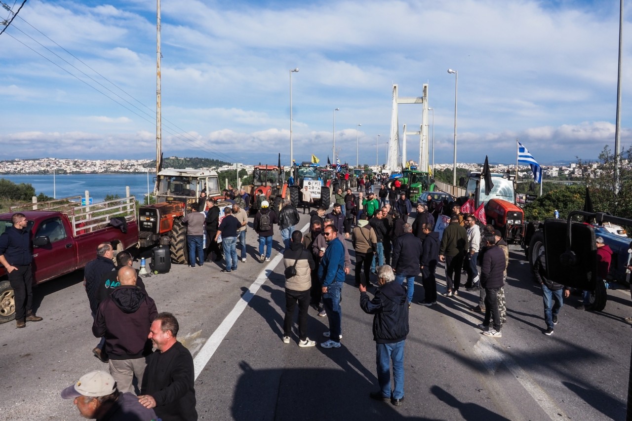 Αγρότες: Άνοιξε το Λιμάνι του Βόλου, μπλόκο στη γέφυρα του Ρίο, κλειστή η Αθηνών – Πατρών – Όλα τα αποκλεισμένα σημεία | Ειδήσεις για την Οικονομία