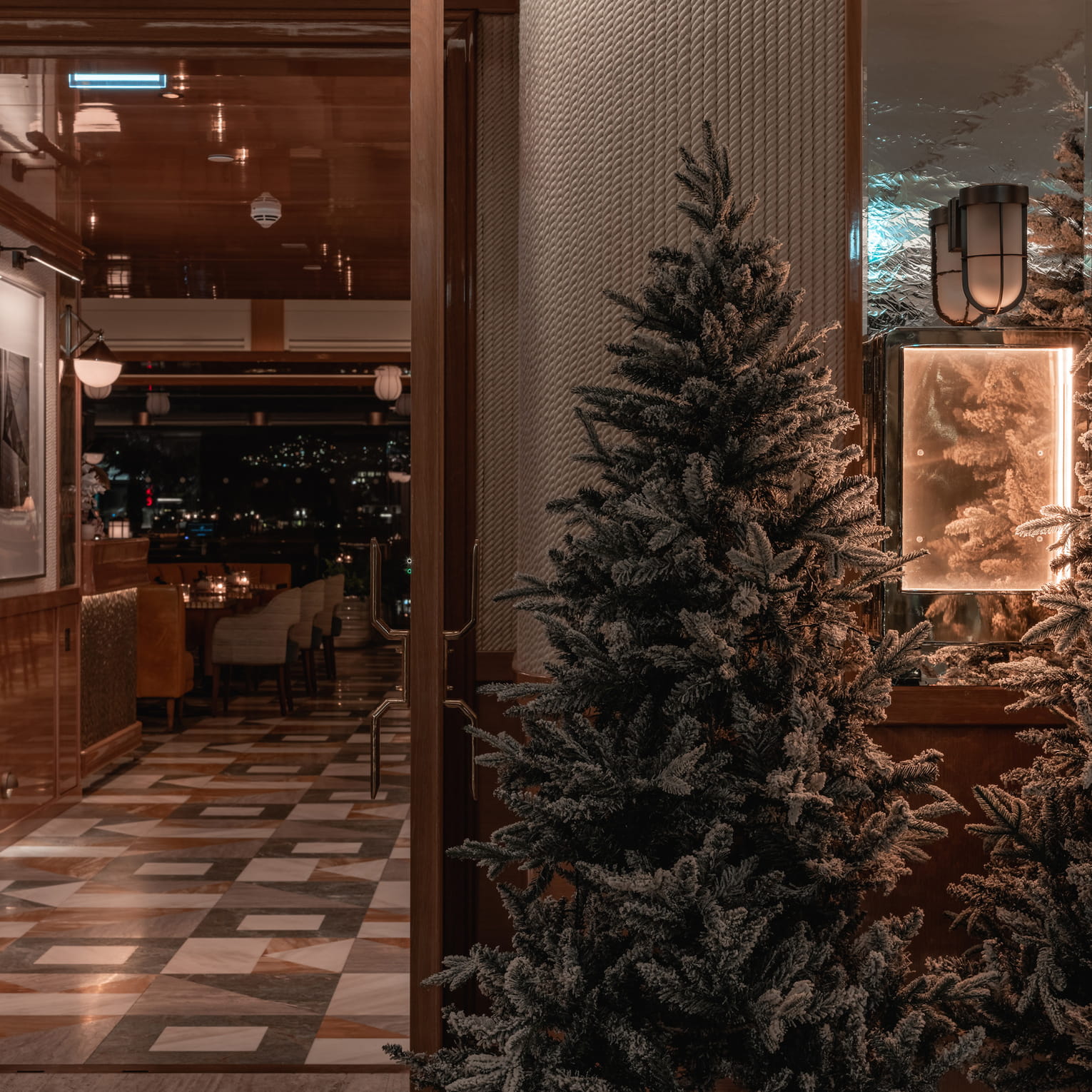 Πώς θα είναι η εμπειρία και τα εορταστικά μενού σε 5 πολυτελή ξενοδοχεία της Αθήνας