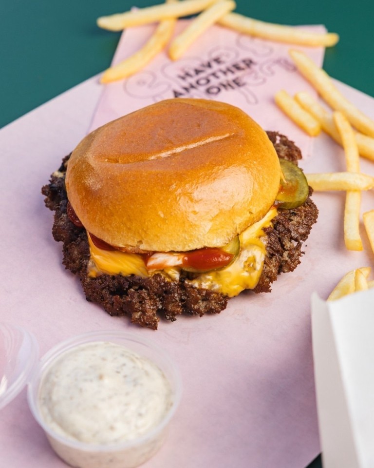 Πώς το smash burger έγινε η street food εμμονή της Αθήνας – Αυτά είναι τα τοπ 8