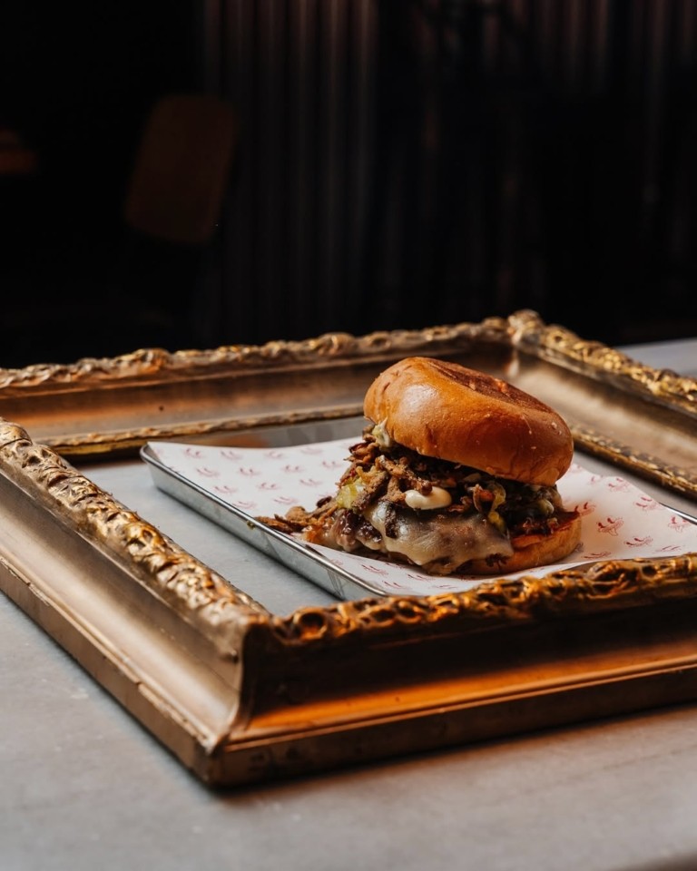 Πώς το smash burger έγινε η street food εμμονή της Αθήνας – Αυτά είναι τα τοπ 8