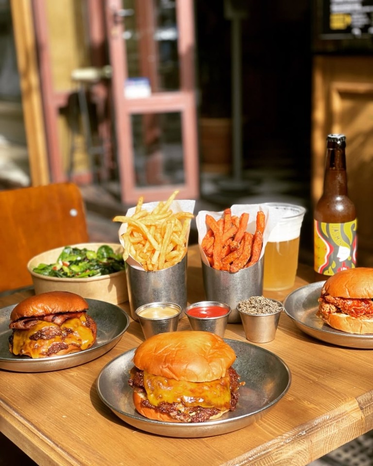 Πώς το smash burger έγινε η street food εμμονή της Αθήνας – Αυτά είναι τα τοπ 8