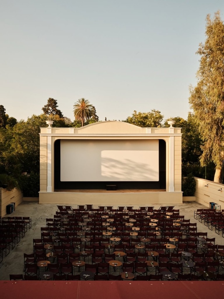 Η εξάπλωση του Netflix αδειάζει τα σινεμά και στην Ελλάδα Η εξάπλωση του Netflix αδειάζει τα σινεμά και στην Ελλάδα