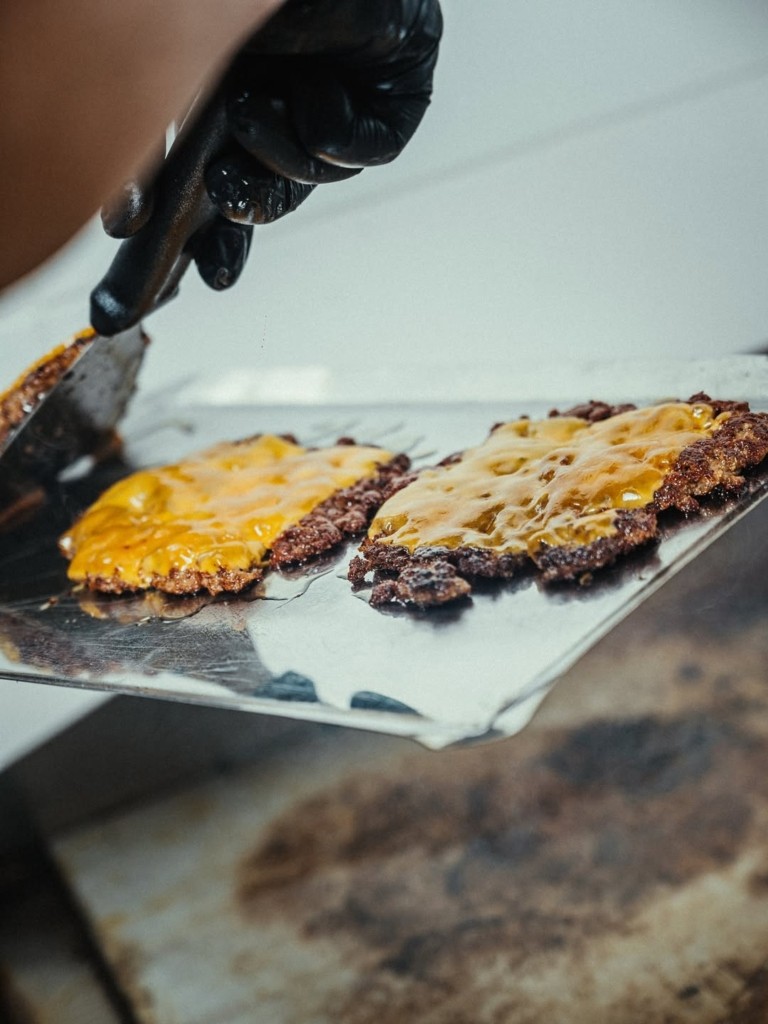 Πώς το smash burger έγινε η street food εμμονή της Αθήνας – Αυτά είναι τα τοπ 8