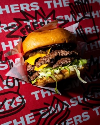 Πώς το smash burger έγινε η street food εμμονή της Αθήνας – Αυτά είναι ...