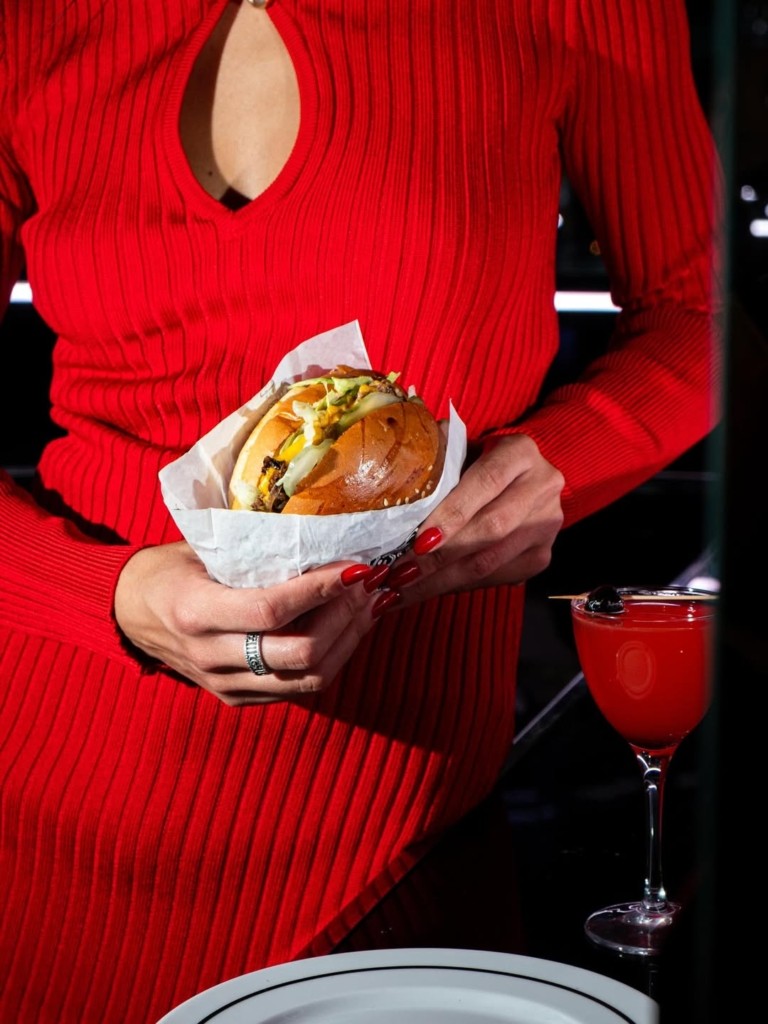 Το νέο trend στην Αθήνα: πίτσα, μπέργκερ, κοκτέιλ και disco