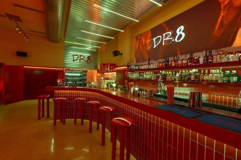 Το νέο trend στην Αθήνα: πίτσα, μπέργκερ, κοκτέιλ και disco