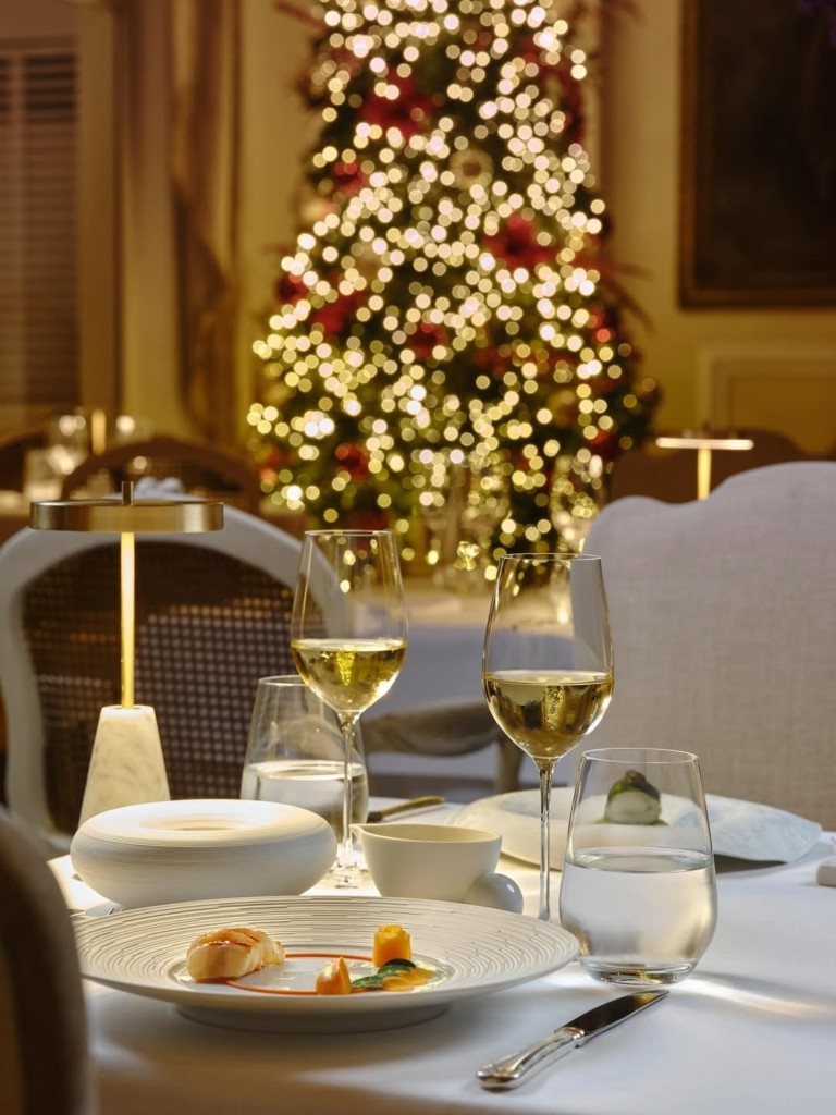 Πώς θα είναι η εμπειρία και τα εορταστικά μενού σε 5 πολυτελή ξενοδοχεία της Αθήνας